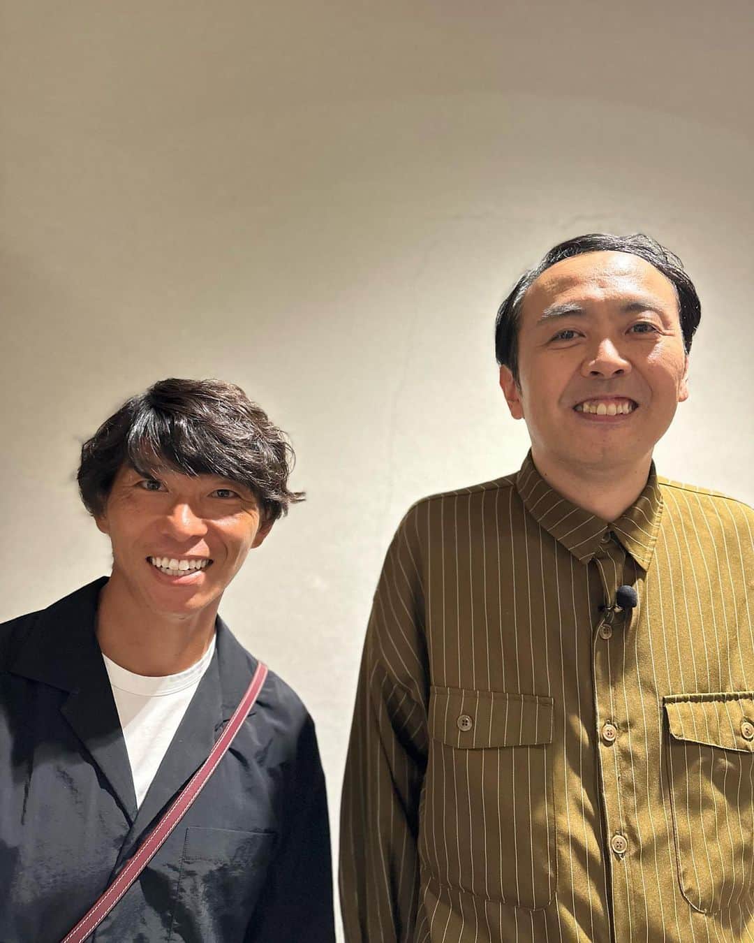 佐藤寿人さんのインスタグラム写真 - (佐藤寿人Instagram)「ラジオっ子の自分が、ポッドキャストを聴くようになったのは2007年、日本代表の欧州遠征⚽️  当時はTBSラジオ『木曜JUNKアンタッチャブルのシカゴマンゴ』  そして今は、DAZNのJリーグプレビューショーでご一緒させて頂いている銀シャリ橋本さんのオールナイトニッポン『銀シャリのおトぎばなし』を聴いています  橋本さんとchelmicoのMamikoさんのCROSSPODも🎶  そしてその流れから広島が生んだお笑いコンビ『アンガールズのジャンピン』を聴くようになりました  お二人のトークももちろん、リスナーの方々とのやりとりが面白く一瞬にしてどハマりしました  ちなみにジャンピンではリスナーの事をリトルジャンガと呼んでいます  リトルジャンガが増えてほしいとTシャツを購入したり、田中さんの初エッセイ集を購入したりと、いつかお二人にラジオネームを付けて頂けるようリトルジャンガのスポーツ界広報部長として邁進していく所存です  「元就。の収録で広島に戻ってきた際には市電を乗って広島駅までお迎えにあがります」  夏に山根さんと一緒に野球をしたり、田中さんとは久しぶりに番組収録でご一緒させて頂いたりとリトルジャンガとしては最高な時間でした  これから更にポッドキャストを楽しむ人、リトルジャンガが増える事を願ってます  #オールナイトニッポン #ポッドキャスト #podcast #アンガールズのジャンピン  #リトルジャンガ #アンガールズ #銀シャリのおトぎばなし  #銀シャリ」10月10日 16時13分 - hisato_sato11official