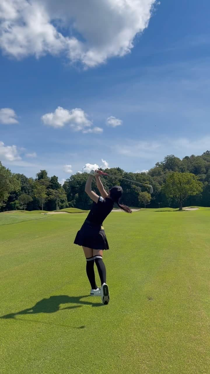 小澤美奈瀬のインスタグラム：「完璧だったアイアンショット🥰⛳️💕 秋空が綺麗でゴルフ場の緑もキラキラ輝いて気持ちの良い時期になりましたね🥰🌸 朝晩は寒くなってきたので皆様体調には十分お気をつけくださいね🥰💖  #ゴルフ #アイアンショット #ゴルフスイング #秋 #名古屋」