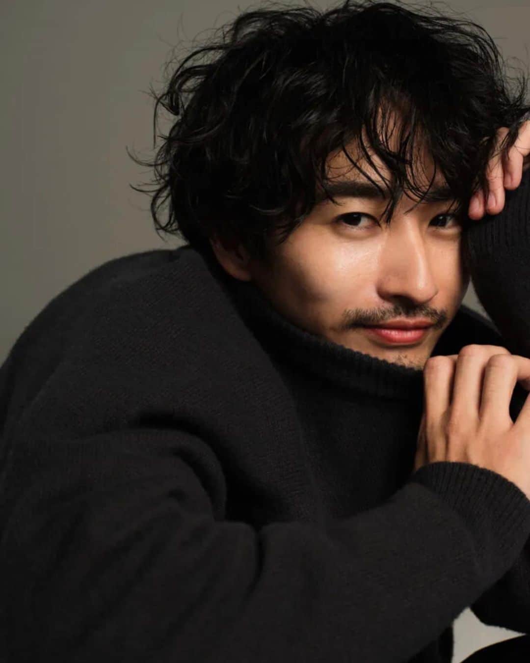 ロビンのインスタグラム：「素敵なインタビューをしていただきました。 Please check their website  Thank you classy magazine  @classy_mag_insta   Photographer／佐々木大輔（SIGNO）　 Hairmake／只友謙也（Linx）　 Styling／阿部絵莉香　 Interviewer／石津愛子　 Editor／宮島彰子（CLASSY.ONLINE編集室）」