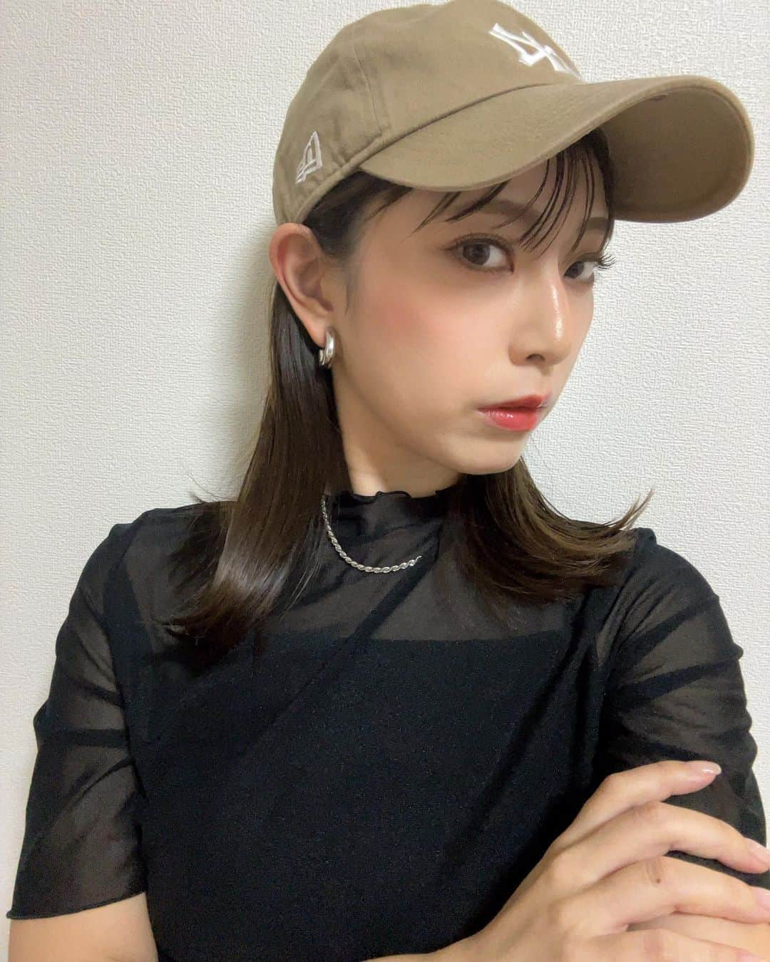 藤井香愛のインスタグラム：「右、左、前‼️  #藤井香愛　#夢告鳥　#徳間ジャパン　#歌謡曲　#newera #ニューエラ　#cap #キャップ　#横顔　#black」