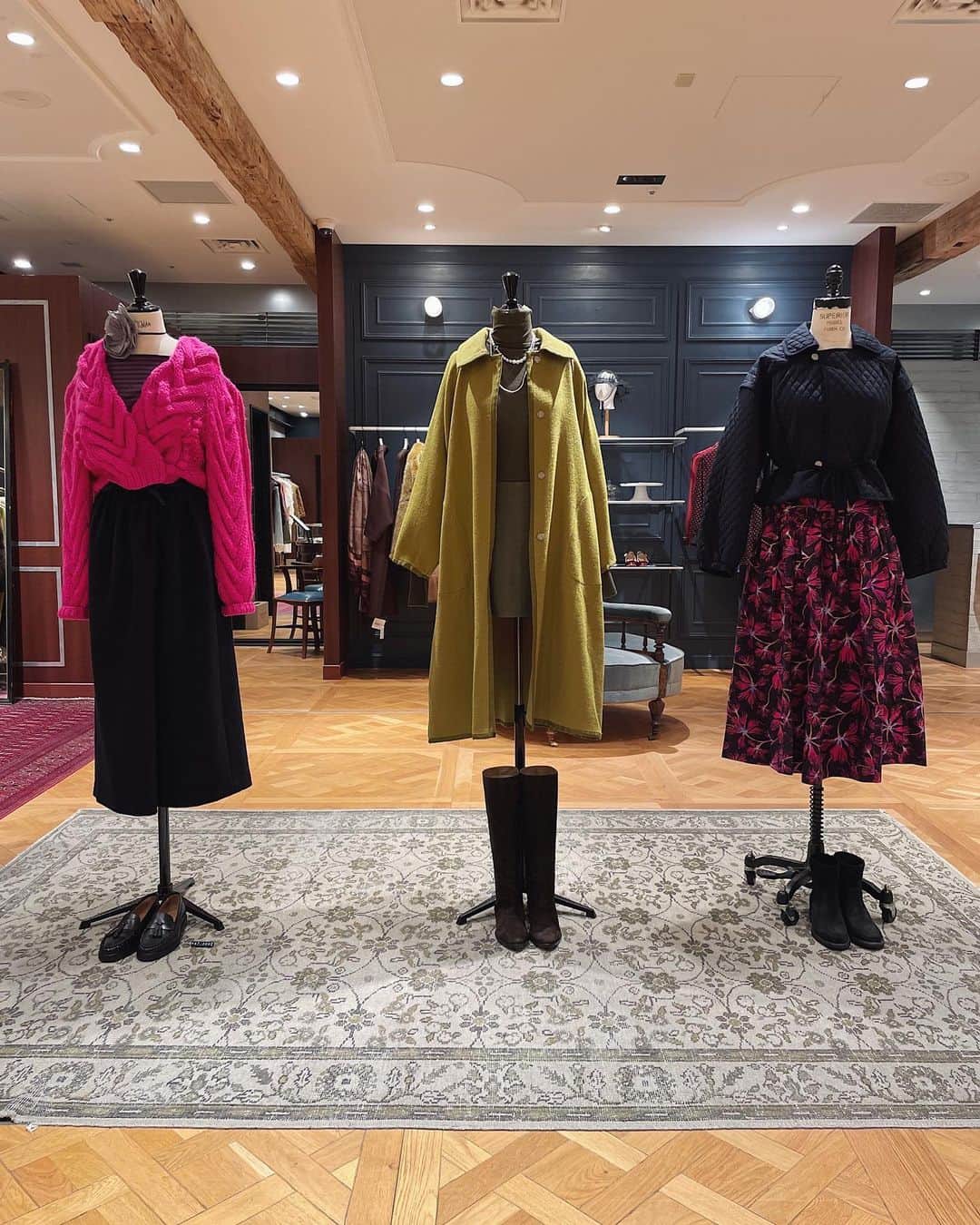IÉNA LA BOUCLEのインスタグラム：「.  new display!!!  本日も皆様のご来店をお待ちしております。  #ienalaboucle#iena#イエナ#イエナラブークル#ienalaboucle_23aw」