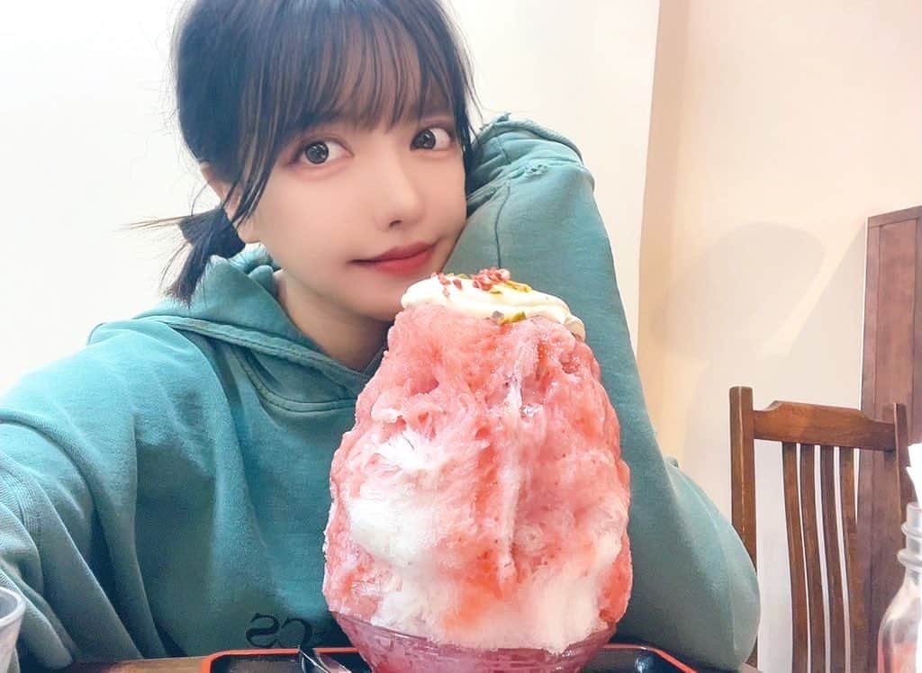 めあり(みい)のインスタグラム：「こんな寒くなってきたけどむちゃでっかいかき氷食べちゃった🍧 震えたけど中にピスタチオの🍨とか入ってて美味しかった🥹 ・ ・ #今月#もう冬感#季節外れ#かき氷#かき氷屋さん #カフェ巡り #かきごーらー #かきごおりすと #いちごクリームピスタチオ#自撮り#セルフィー#インフルエンサー」