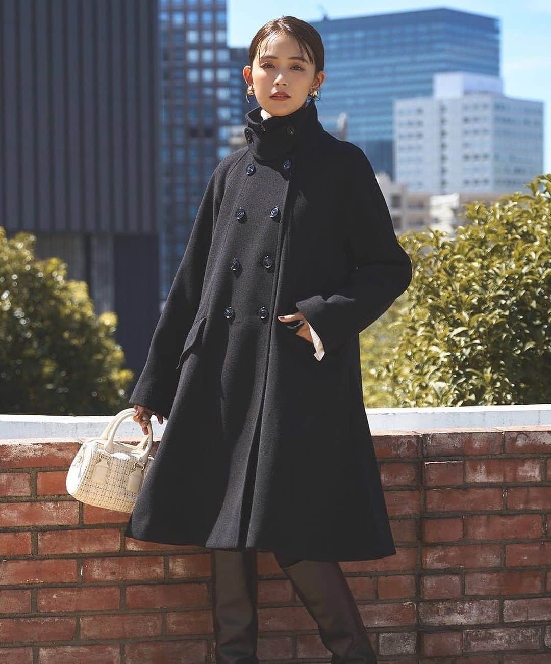 LOCONDO.jp さんのインスタグラム写真 - (LOCONDO.jp Instagram)「【RUIRUE BOUTIQUE】  ■ニットメルトンスタンドカラーフレアコート （ブラック）  柔らかなドレープが上品な印象のドラマティックなケープコート。 量感を感じさせるたっぷりとしたAラインシルエットで、高級感と女っぽさを演出します。 エレガントでこなれ感のあるスタイルが完成します。  ✓https://onl.tw/Kgk9aDP  #RUIRUEBOUTIQUE #ルイルエブティック #ロコンド #locondo」10月10日 16時22分 - locondo_official