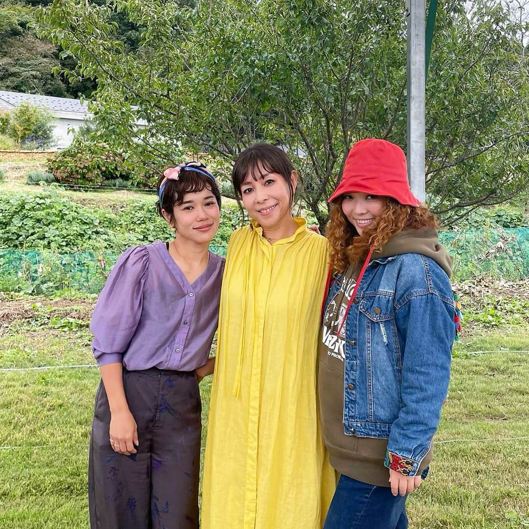 akikoのインスタグラム：「今年もSAYS FARMの収穫祭、SAYSDAYSに参加しました。今年もとっても美味しかった🍷毎年素晴らしいワインを作ってくださりありがとうございます✨ Hanaちゃんとも久しぶりに会えました。Hanaちゃんの歌は相変わらず素晴らしいの一言✨ g.yokoとのライブは、高山、氷見に続いて来週、20日に沖縄首里のCONTEであります。彼女のように本当にピュアに曲を作ったり歌える人はなかなかいなくて、私もいつも、とても感銘を受けています。 CONTEはオーナー夫妻の人柄が溢れたような、居心地の良い素敵な空間で、そしてお料理も素晴らしいです✨この日はスペシャルプレートもご用意いただけるそうなので、是非美味しいお料理とお酒と音楽を味わいにいらしてください。  akiko × G. Yoko Live 2023年10月20日（金） 開場:18:00　開演:19:00 参加費：3500円＋１ドリンク別途 ○参加方法 ご予約は、CONTE店頭、お電話、メールにてお申し込みください。 Tel：098-943-6239 また、E-mailによるご予約はconteokinawa@gmail.com まで、以下を記入の上、お申し込みください。 1.件名 : akiko×G. Yokoライブ 2.お名前（代表者のフルネームをカタカナを添えて） 3.お電話番号 4.ご予約人数、またはお問い合わせ内容。  http://conte.okinawa」