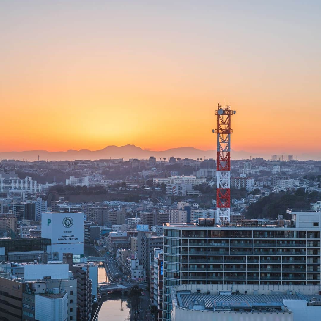 Sheraton Yokohamaのインスタグラム：「横浜ベイシェラトンから眺める贅沢な #サンセット 。 きれいな夕日を眺めながら、日常から離れた時間をお楽しみください🌇  10月に入り、日の入りの時刻もだいぶ早くなり季節の移り変わりを感じますね。 今の時期は17時10分〜15分頃に夕日をご覧いただけます。  #横浜ベイシェラトン #横浜 #横浜ホテル #横浜駅 #横浜観光 #横浜旅行 #国内旅行 #ホテルステイ #景色 #夕焼け #夕日 #日の入り #マジックアワー #マジックアワーの空 #sheratonyokohama #sheraton #yokohamahotel #yokohama #sunset」