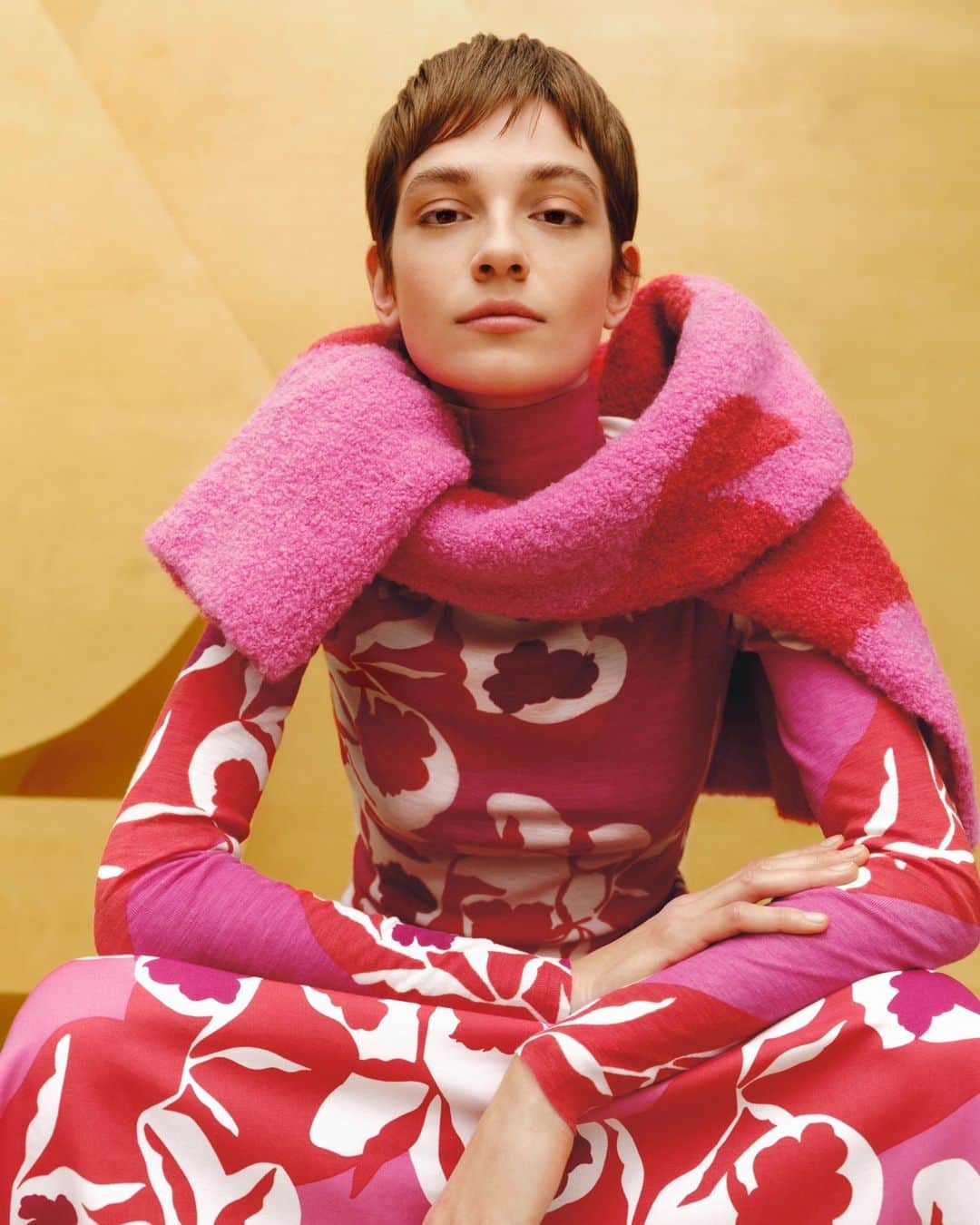 マリメッコのインスタグラム：「Marimekko’s take on the trophy knit, the Intuitio bouclé pullover, features the Taifuuni (typhoon) pattern in a yummy combo of reds. Paired here with the Volyymi A-line skirt and the Veduta merino turtleneck. Need we say more? 😍  Explore FW23 at marimekko.com. #marimekko」