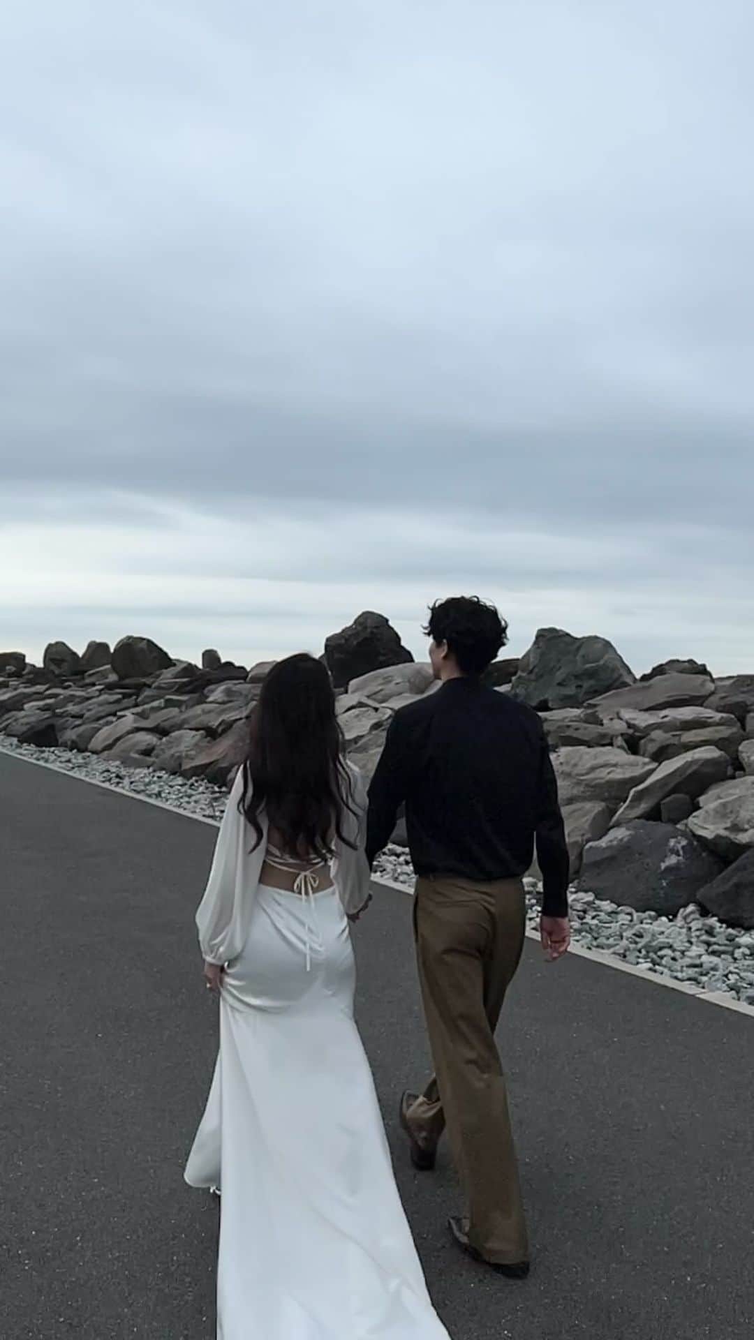 KANAKAのインスタグラム：「@maxvision.tokyo   ご縁があって撮影していただいた時のお気に入りオフショット動画🤝🏼  #maxvision #maxvisiontokyo #前撮り #ウェディングフォト #プレ花嫁」