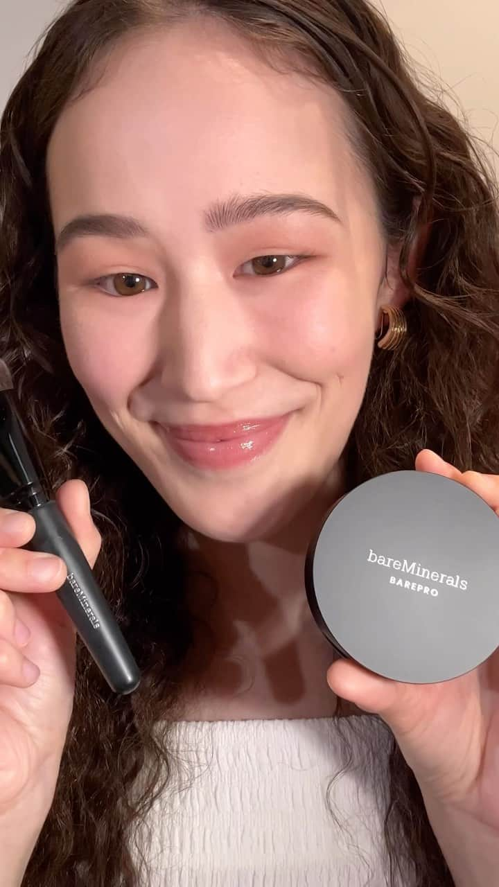 bareMinerals JPのインスタグラム：「毎日をアクティブ＆ヘルシーに生きるあなたと 地球に優しいベアプロ 16HR パウダー ファンデーション🍃  高カバーながらも軽やかなつけ心地のため、 1日メイクをしていても疲れづらく、 幸福感のあるお肌をキープ😌  刺激が強く不要なものは使用せず、 自然の恵みでつくられた、 まるでスキンケアのようなビーガンファンデ✨  #つけないよりも肌に良い  #ベアプロ16HRパウダーファンデーション #ベアミネラル #クリーンビューティー #ビーガンコスメ #ヴィーガンコスメ #ナチュラルコスメ #サステナブルビューティー #スキンケア #メイクアップ #bareminerals #barebeauties #vegancosmetic #sustainnablebeauty #makeup #skincare #メイク下地 #ベースメイク」