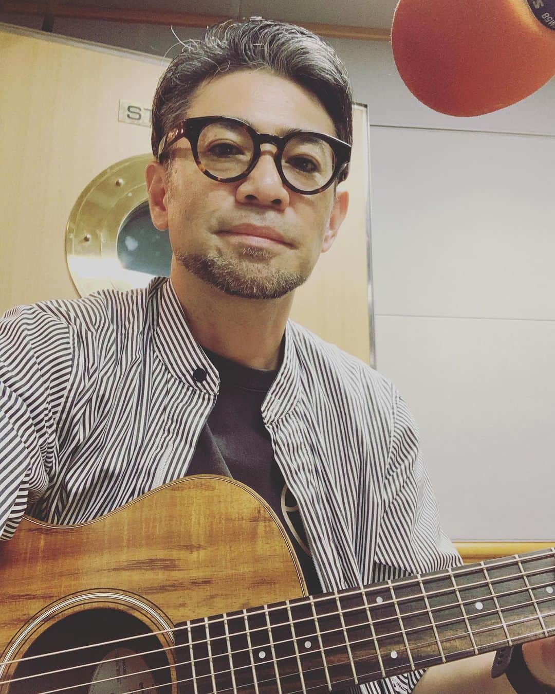河口恭吾のインスタグラム：「今日は毎週日曜夜12時から放送 📻横浜coastline84.7の収録  リスナーの皆さんから頂いたリクエスト曲をカバーしました。  今週、来週の２週に渡ってカバー特集やります。  radikoでもお聴き頂けます。  #fm横浜coastline847  #カバー弾き語り #radiko #ラジオ」