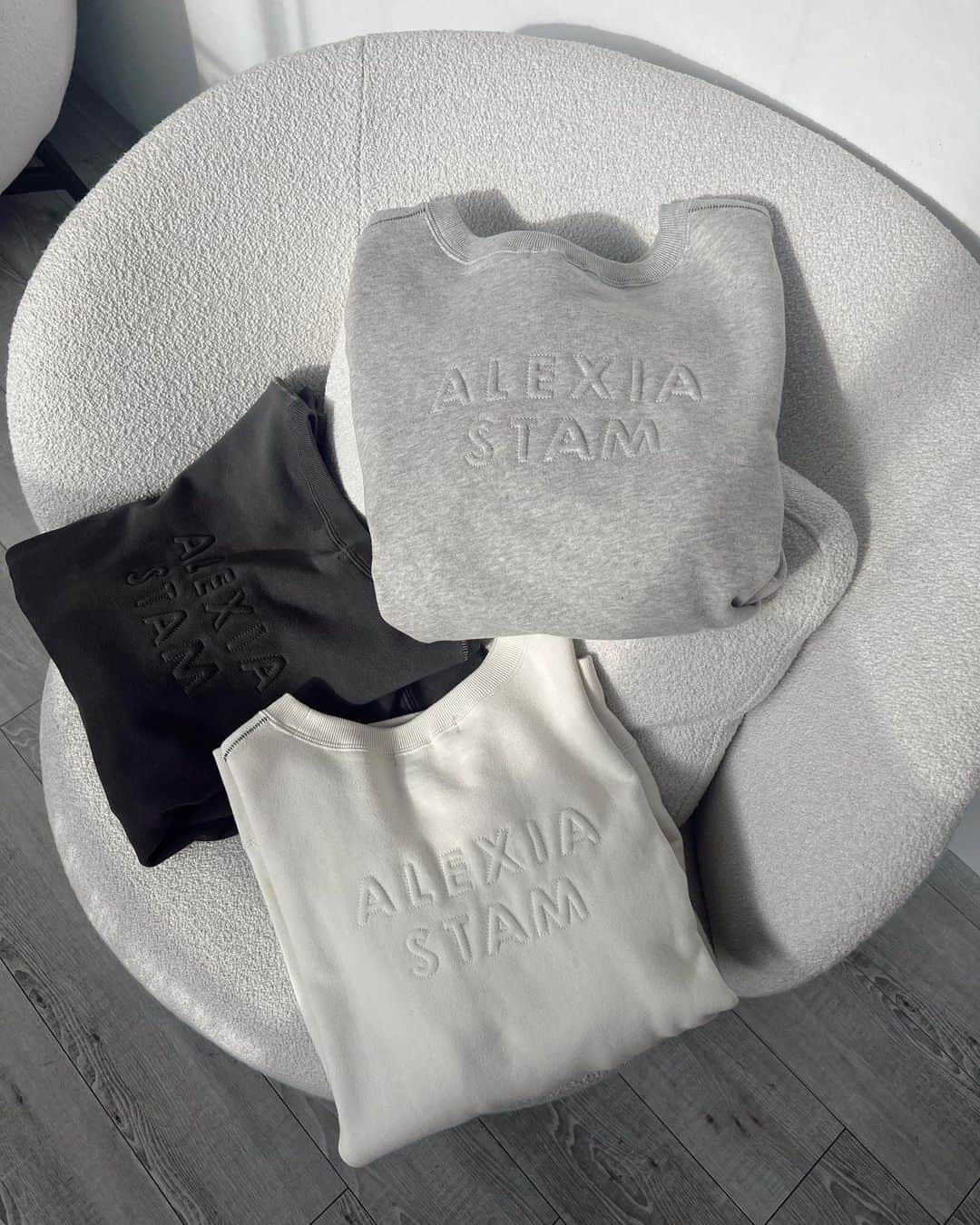 山中美智子のインスタグラム：「☁️☁️☁️   @alexiastam_official   coming soon ♡」