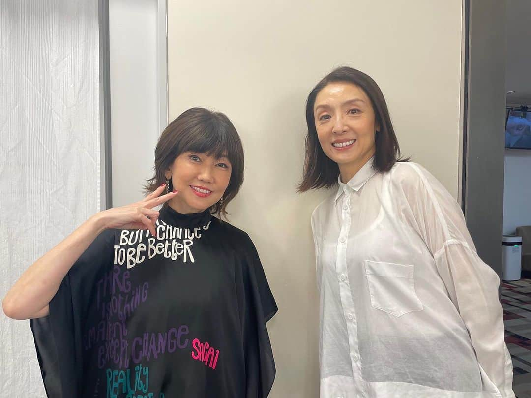 草刈民代のインスタグラム：「本日１９時から 「#踊る！さんま御殿 」 に出演します。  松本伊代さん！ @iyo14_official   実は、伊代さんは妹とママ友同士なのです。 今回やっとご一緒することができました。  相変わらず可愛い！若い頃からアイドルとして活躍されていらっしゃいますが、年を重ねてもその印象が変わらないのは素晴らしいです。おっとりと、可愛いままでいられるのは凄いこと。そして、今回の収録では、伊代さんの面白さが炸裂していました！🤣楽しく収録に参加させていただきました。  19時から。ぜひ、ご覧ください！  お洋服は @yohjiyamamotoofficial  Simple, cool and elegant! #草刈民代」