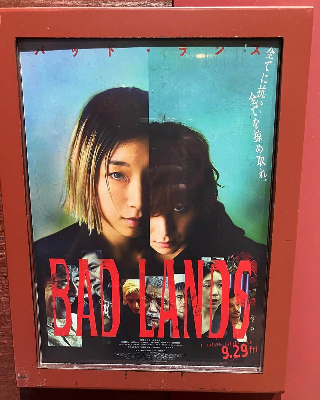 宮戸洋行のインスタグラム：「映画『BAD LANDS』観ました。映画！って感じでめちゃくちゃ面白かったです！ そしてサリngさん、蟲男さんがカッコよすぎました！終わって映画館が明るくなった時に僕あの人にコントの演技教えてもらってますって声出したかったです！今度サリngさんにお会いしたら領収書の代わりに握手してもらいます！」