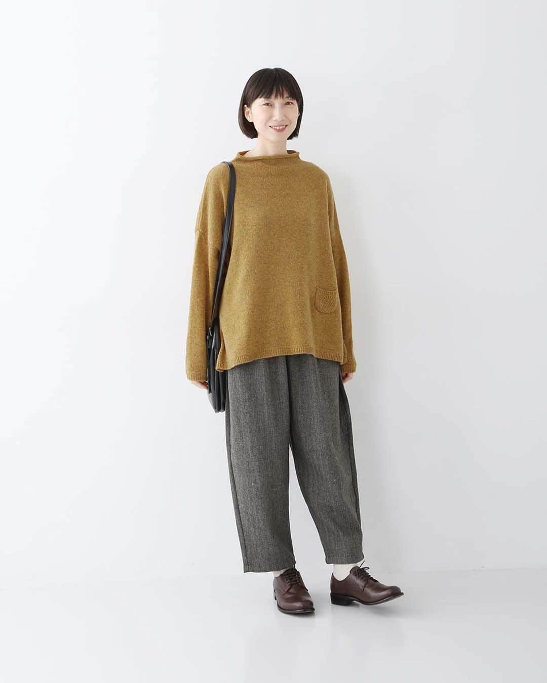 ナチュランのインスタグラム：「【 暮らしの服 】主役にも挿し色にもなる カラーニット  ・  10月に入った途端に気温が下がり、 秋らしく肌寒い日が続いていますね。  ナチュランの新着アイテムも、夏の鮮やかな色合いから一転し、 自然を感じさせるナチュラルな色味が増えました。  そこで今回は、ダークトーンでまとめがちな秋冬コーデに パッと明るさをプラスしてくれるような色合いのニットをご紹介。  ぜひ着こなしの参考にしてみてくださいね。  モデル身長：158cm  -----------------------------  🦔COORDINATE 01  ■BLISS BUNCH ラムナイロンポケット付きボトルネックプルオーバー(杢マスタード) ¥6,600 (税込) [ 注文番号：SES-4A84-3363-A ]  ・  🦔COORDINATE 02  ■refined works もちもちグークレー2WAYショートニットカーディガン(A・ラベンダー) ¥6,490 (税込) [ 注文番号：EFL-4A84-3112-A ]  ・  🦔COORDINATE 03  ■BLISS BUNCH シェットランドナイロンサイドリブプルオーバー(杢グリーン) ¥7,150 (税込) [ 注文番号：SES-4A84-3364-A ]  ・  🦔COORDINATE 04  ■nod 求心編みハイネックケーブルニットプルオーバー(A・ブルー) ¥4,840 (税込) [ 注文番号：SYS-4A84-3393-A ]  -----------------------------  ▶️商品詳細やお買い物は写真のタグをタップ またはプロフィール（@natulan_official）から 「ナチュラン」のサイトにアクセスして 注文番号や商品名を検索してみてくださいね。  #lifewear #fashion #natulan #今日のコーデ #コーディネート #ファッション #ナチュラル #ナチュラン #日々の暮らし #暮らしを楽しむ #シンプルライフ #デイリーコーデ #プチプラコーデ #大人のプチプラ #大人カジュアルコーデ #大人服 #おしゃれな人と繋がりたい #ニット #ニットコーデ #カラーニット #差し色コーデ #プチプラファッション #秋 #秋コーデ #natulan_official.」