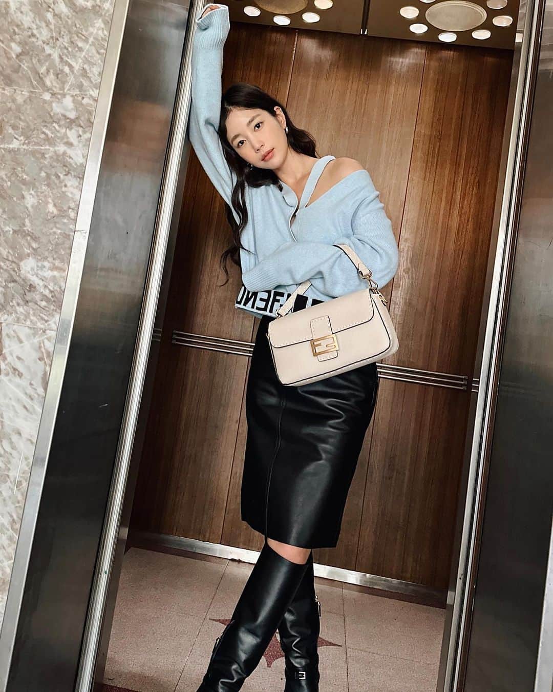 キ・ウンセのインスタグラム：「나 오늘 룩 맘에들어요 🫢  이 바게트는 오때요?  . . #kiootd🌿 #ootd  #FendiBaguette #협찬」