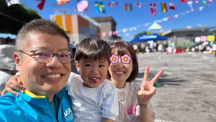 岩崎弘志さんのインスタグラム写真 - (岩崎弘志Instagram)「. 雨で順延が続いていた子どもの運動会が開催☀️  今までのイベントでは、不安になるとパパママ の所に走ってきましたが、今日は最後まで ご機嫌のまま頑張りましたー🤣✨✨  初めて走ったかけっこではまさかの1番🥇✨ 最後は拍手を1秒でも長く浴びたいのか、 若干流してました🏃‍♂️w  親子競技では2人で見事なアンパンチを完成 させてフィニッシュ⭐️  子供の成長を大きく感じた1日でした☺️☀️  しっかり今日は甘やかしてやろうと思います👨‍👩‍👧‍👦  #運動会 #幼稚園 #幼稚園の運動会 #幼稚園運動会 #かけっこ #かけっこ1位 #親子競技 #親子写真 #3歳息子 #息子くん #3歳6ヶ月 #３歳男の子 #幼稚園児 #アンパンマン大好き #鹿児島 #鹿児島市 #鹿児島子育て #鹿児島育児 #どんどん鹿児島 #kagoshima #kagoshimafan #鹿児島キッズ #MBCテレビ #MBCラジオ #tege2 #tegeh #城山スズメ #アナウンサー #ラジオパーソナリティ #岩﨑弘志」10月10日 16時52分 - iwasakikoji0326