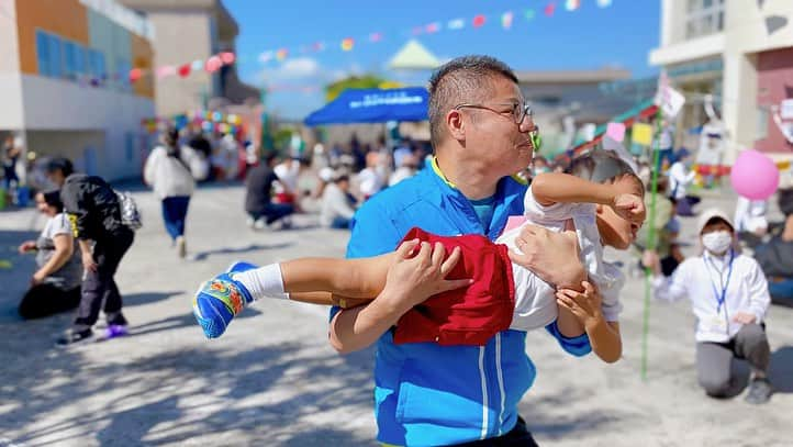 岩崎弘志のインスタグラム：「. 雨で順延が続いていた子どもの運動会が開催☀️  今までのイベントでは、不安になるとパパママ の所に走ってきましたが、今日は最後まで ご機嫌のまま頑張りましたー🤣✨✨  初めて走ったかけっこではまさかの1番🥇✨ 最後は拍手を1秒でも長く浴びたいのか、 若干流してました🏃‍♂️w  親子競技では2人で見事なアンパンチを完成 させてフィニッシュ⭐️  子供の成長を大きく感じた1日でした☺️☀️  しっかり今日は甘やかしてやろうと思います👨‍👩‍👧‍👦  #運動会 #幼稚園 #幼稚園の運動会 #幼稚園運動会 #かけっこ #かけっこ1位 #親子競技 #親子写真 #3歳息子 #息子くん #3歳6ヶ月 #３歳男の子 #幼稚園児 #アンパンマン大好き #鹿児島 #鹿児島市 #鹿児島子育て #鹿児島育児 #どんどん鹿児島 #kagoshima #kagoshimafan #鹿児島キッズ #MBCテレビ #MBCラジオ #tege2 #tegeh #城山スズメ #アナウンサー #ラジオパーソナリティ #岩﨑弘志」