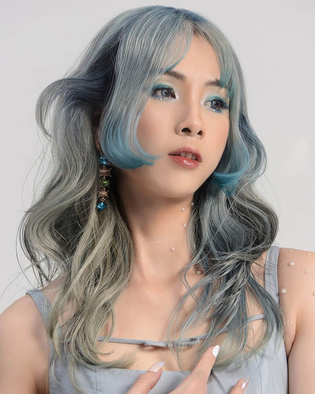 Schwarzkopf Professional Japanさんのインスタグラム写真 - (Schwarzkopf Professional JapanInstagram)「🎃HALLOWEEN HAIR & MAKE🦇  水の精霊🌊 海を想起させる青とウェーブヘアの組み合わせ。   #ハロウィン #ハロウィンヘア #ハロウィンメイク #ハロウィンヘアメイク #シュワルツコフ #シュワルツコフプロフェッショナル #FIBREPLEX #ボンドカラー #ファイバープレックス #ファイバープレックスカラー #ファイバープレックスブリーチ #ブリーチカラー #ブリーチ #ケアブリーチ #ヘアカラー #ハイトーンカラー#ブリーチオンカラー #ブリーチデザイン #ブリーチカラー」10月10日 16時58分 - schwarzkopfjapan