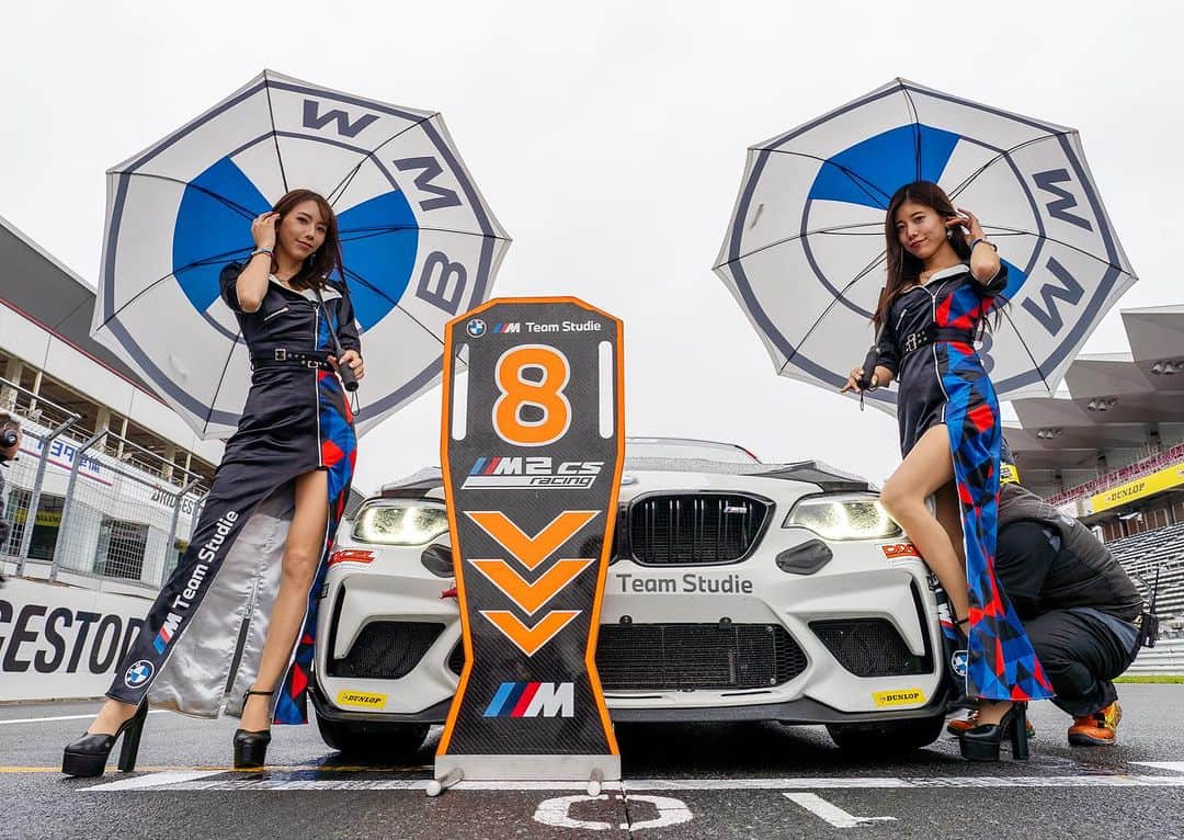 朝比奈果歩のインスタグラム：「BMW Familie!ありがとうございましたー！ 、 雨のせいで予想以上に寒い中でのイベントとなりましたが（笑） たくさんのBMWファンの方々とお話ししたりお写真撮ったりととても楽しかった🤤🩷 、 、 レーシングタクシーで大騒ぎしたのもいい思い出（笑） そのうち音量注意の車内動画載せる（笑）たぶん。 、 、 、 昨年に引き続きイベントに呼んでいただけて嬉しかったな(*´꒳`*) またもし機会があれば来年も参加できたらなーなんて😋 、 、 、 、 #BMWFamilie #BMWMTeamStudie #Familie  #レースクイーン #サーキット #ポートレート #写真  #racequeen #rq #circuit #portrait #photography  #레이싱모델 #賽車女郎 #서킷 #模特 #车模 #照片」