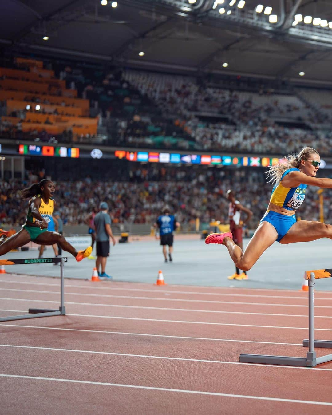 ヴィクトリア・トカチュークさんのインスタグラム写真 - (ヴィクトリア・トカチュークInstagram)「The first thing a hurdler learns is how to fall. If you're not ready to fall, you're not ready to hurdle 🤩 #hurdle #trackandfield #athlete」10月10日 16時59分 - viktoriiatkachuk_