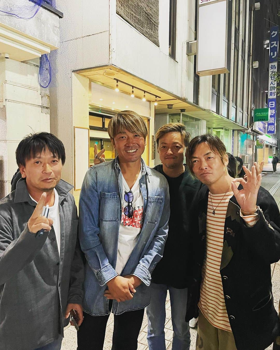 高崎寛之さんのインスタグラム写真 - (高崎寛之Instagram)「とある日の松本の夜🎤🍺🍜📕⚽️ 誰がどの人か分かるかな🤔」10月10日 17時04分 - hiro0317