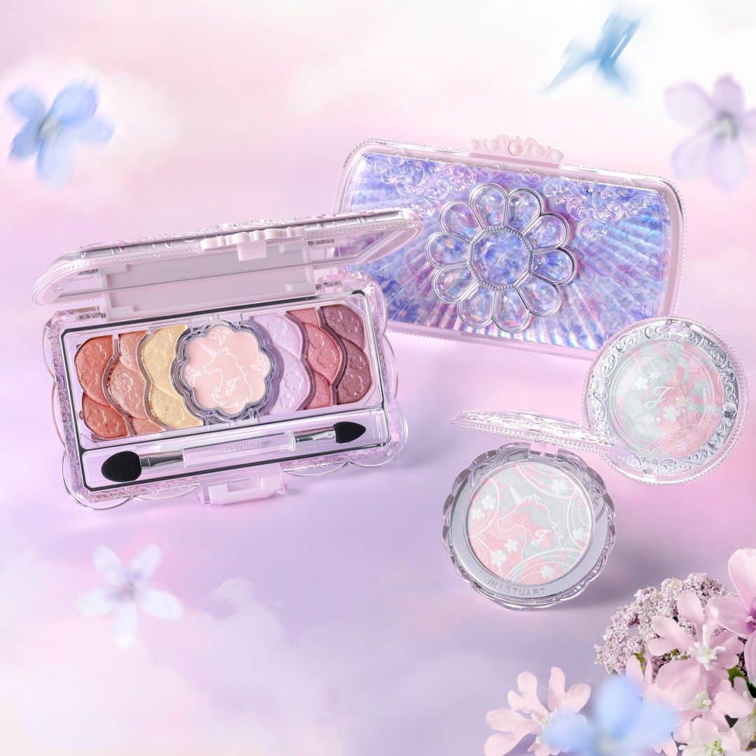 JILLSTUART BEAUTYのインスタグラム：「JILL STUART Holiday Collection 〜unicorn utopia collection〜 10月27日(金)発売 《10月13日(金)より予約開始》  ■ブルームクチュール アイズ  ユニコーンユートピア トーンアップ効果のあるシマーブライトカラーと、 透明感のある彩りのペタルカラーがセットになった、 いくつものメイクパターンが楽しめる 限定アイカラーパレット。  ■メルティシマー ブラッシュ　ユニコーンユートピア 雲の上のユニコーンユートピアをイメージした ピンク、ブルーラベンダーのマーブルカラー。 （大粒ピンク・ブルーパール、シルバーパール）  --------------------------------------------- 《ご予約について》  【店頭】 10月13日(金)より予約開始 ※店頭でのご予約・販売につきましては店舗により異なります。  【公式オンラインショップ】 みなさまによりスムーズにご購入いただけるよう、 予約のみ抽選販売とさせていただく運びとなりました。 抽選販売方法が、公式オンラインショップにて事前受付となっておりますので、内容のご確認をお願いいたします。  ■予約抽選受付 10月6日(金)10:00 ～ 10月10日(火)23:59  ■当落結果のご連絡 10月13日(金) 0:00〜  ■予約購入期間 10月13日(金) 10:00〜10月19日(木) 23:59 ※ご予約可能期間内であれば必ずご購入いただけます。 ご当選者様の在庫は確保しておりますので、ご安心ください。 アクセス時間の分散へのご協力をお願いいたします。  ※なお、公式オンラインショップでの10月27日発売当日は抽選ではなく、通常通り先着順にて販売いたします。  ※本件についてのお問い合わせは、公式オンラインショップお問い合わせフォームよりお願いいたします。 https://bit.ly/3rfWYee  --------------------------------------------- #jillstuart #jillstuartbeauty #ジルスチュアート #ホリデーコレクション #ユニコーンユートピア #コフレ #クリスマスコフレ」