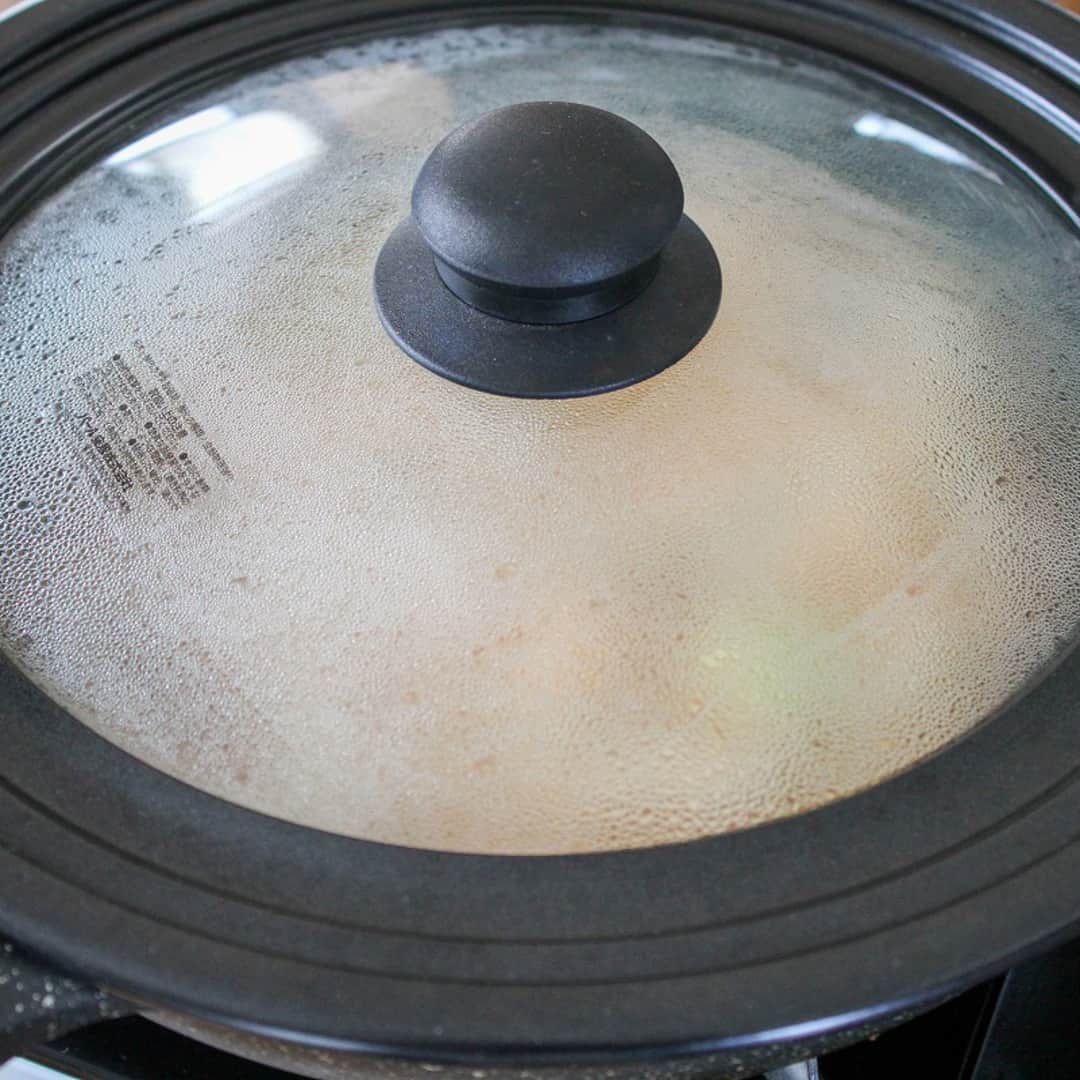おうちごはん編集部さんのインスタグラム写真 - (おうちごはん編集部Instagram)「【もちもち #キムチチヂミ】#レシピ あり▼  味付けはキムチと塩ひとつまみだけ‼ 簡単に作れて、タレいらずでおいしいチヂミレシピです😋  モチモチの秘密は「粉の配合」と「蒸気で蒸し焼き」にあり☝ 免疫力を高めてくれるキムチをたっぷりと使っているので、秋冬の食卓に積極的に取り入れれば風邪をひきにくい身体づくりにも🙆‍♀️  --------👇レシピ👇---------  もちもちキムチチヂミ  ▼材料（26cmフライパン1枚分）  ・薄力粉……50g ・片栗粉……30g ・水……100g ・塩……ひとつまみ ・キムチ……80g ・玉ねぎ（薄切り）……1/2個 ・ごま油A……大さじ1.5 ・ごま油B……大さじ1/2  ▼作り方  1. ボウルに小麦粉、片栗粉、水、塩をいれてダマがなくなるまで混ぜる。  2. キムチ、玉ねぎを加えて混ぜる。  3. フライパンにごま油Aを熱して2の生地を薄く平らに広げ、蓋をして中火で4分蒸し焼きにする。  4. ひっくり返し、フライパンのふちからごま油Bを入れ、中火で2分焼く。 💡途中ターナーで何度か押し焼きするとカリッと仕上がります。  5. お好みでピザのように三角に切ったり、四角に切ったりして召し上がれ！  photo by @a.jinja  🔽「もちもちキムチチヂミ」のレシピは、おうちごはんの記事でもご紹介しています！ https://ouchi-gohan.jp/2845/  ------------------ ◆このレシピを作ってみたいと思った方は「保存📄」を、おいしそうと思った方はぜひ「いいね♥」してね😚  ◆ #おうちごはんLover を付けて投稿するとおうちごはんの記事やこのアカウント、おうちごはん発信のトレンドリリースなどでご紹介させていただくことがございます。スタッフが毎日楽しくチェックしています♪  ［staff : まい姉］ ------------------  #おうちごはんlover #おうちごはんラバー #ouchigohanlover #ouchigohan  #あしたのおうちごはん #おうちごはん #recipe #レシピ #おかず #おかずレシピ #副菜 #副菜レシピ #おつまみ #おつまみレシピ #免疫力アップ #キムチ #チヂミ #もちもち #簡単レシピ #献立 #自炊 #スポ飯 #時短レシピ #今日のおかず #おつまみに最高 #家飲み」10月10日 17時00分 - ouchigohan.jp