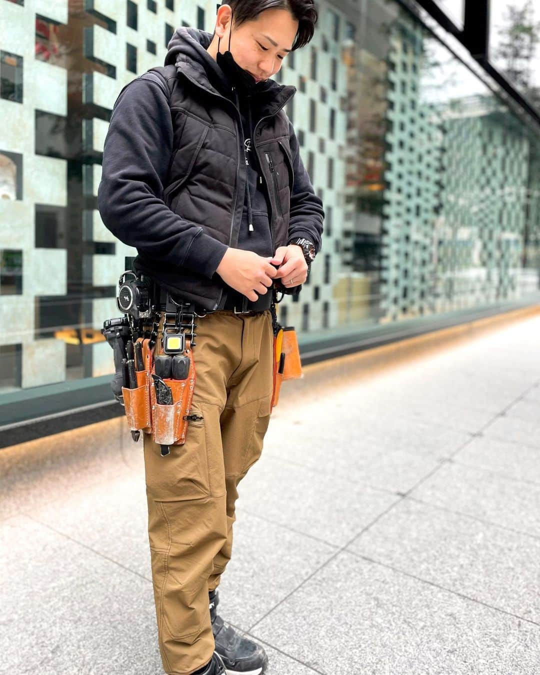 CORDURA®(コーデュラ®)日本版公式アカウントさんのインスタグラム写真 - (CORDURA®(コーデュラ®)日本版公式アカウントInstagram)「常に驚きと機能性、新しいワークウェア作りに挑戦し続ける「TS DESIGN (ティーエスデザイン)」のニッカポッカを現代風に落とし込み、高機能性ウェアに進化させた”KNICKER’S (ニッカーズ)“ のTS4Dコーデュラ ニッカーズシリーズが職人さんの間で好評です。特にこのカーゴパンツは、太めシルエット＋裾リブが細身一辺倒のワークウェア業界にとって新鮮でとてもオシャレです。ハイカットの安全靴とも相性抜群。素材には、TS DESIGN がインビスタ社に別注を掛けて作ったタテヨコ自在に伸びるCORDURA® 4wayストレッチダブルクロスを採用。独特のシボ感がナチュラルな表面とサラッとした肌触り、二重織組織で肌面は点接触で快適に着用出来ます。そして当然 CORDURA® Fabric のため強度と耐久性に優れています。縫製糸により静電気もケア、多数のポケットで収納性も◎、年間定番、幅広いフィールドで活躍します。 ・ こちらの素敵なお写真は @a_san1019 , @tsdesign2008official さんのお写真です。 ・ CORDURA® （コーデュラ® ）日本版公式アカウントです。CORDURA® は、耐久性に優れた素材として50年以上の実績のあるインビスタ社のファブリックブランドです。 ・ このアカウントでは、みなさんのCORDURA® を使用したプロダクトの自慢の1枚をご紹介しております。当アカウントをフォロー後、「#コーデュラジャパン」のハッシュタグをつけて投稿していただくとリポストさせていただくこともあります。みなさんの素敵な投稿をお待ちしております。 ・ #コーデュラ #cordura #コーデュラナイロン #코듀라 #タフ #耐久性 #素材 #ティーエスデザイン #tsdesign #ワークウェア #ニッカーズ #KNICKERS #カーゴパンツ #機能性 #パンツ #作業着 #職人」10月10日 17時00分 - cordurabrandjp