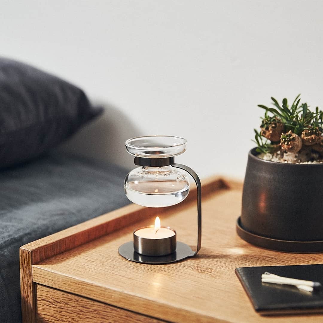のインスタグラム：「心地よくシーンの切り替えを愉しめるAROMA OIL WARMERは、スマートなブラック、クラフト感のあるカッパーの2色展開。部屋の雰囲気に合わせてゆったりとアロマを愉しめます。⁠ ⁠ ---⁠ Bring about a pleasant shift in your day with AROMA OIL WARMER. It is lightweight and simple in structure so that you can enjoy your favorite aroma casually in your day to day life. It comes in 2 colors, copper and black. ⁠ ⁠ ---⁠ Share us your moments with KINTO items by tagging @kintojapan⁠ .⁠ .⁠ .⁠ #kinto #キントー」
