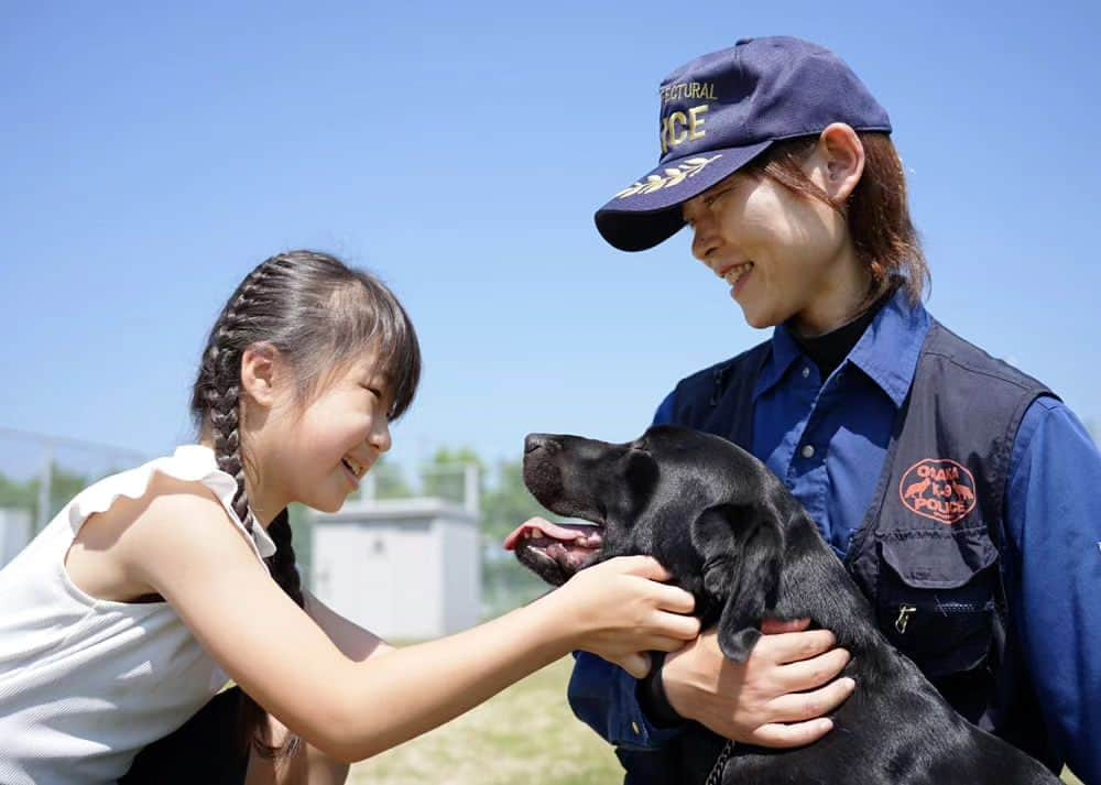 大阪府警察のインスタグラム：「【第47回広報用写真コンクール優秀作品 / 『最高の笑顔』】  先般、大阪府警察で実施した広報コンクールの優秀作品です。 日々の警察活動をご覧ください。  #大阪府警察公式 #大阪府警察 #大阪府警 #府警 #警察 #警察官 #おまわりさん #女性警察官 #警察犬 #女の子 #最高の笑顔 #第47回広報用写真コンクール #優秀作品」