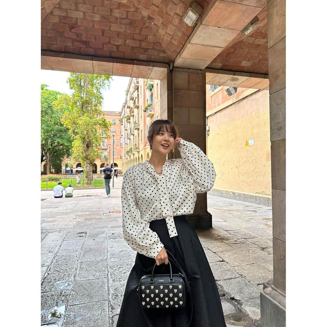 久代萌美さんのインスタグラム写真 - (久代萌美Instagram)「☺︎ 先日34歳になりました たくさん笑顔になれる1年にしたいと思います🫡  やはり食べ物を持ってる時が笑顔多め🍙 １枚目の写真は、パリに住んでる親友がクロワッサンを買ってきてくれた時の写真 ヨーロッパ旅行での最大瞬間笑顔を記録しました📷✨」10月10日 17時00分 - kushiro_moemi