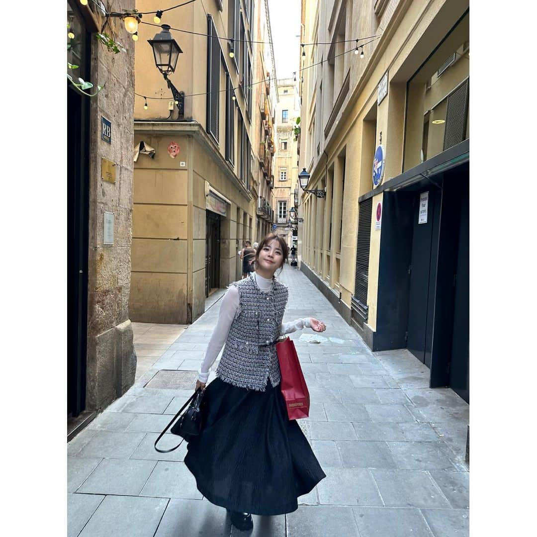 久代萌美さんのインスタグラム写真 - (久代萌美Instagram)「☺︎ 先日34歳になりました たくさん笑顔になれる1年にしたいと思います🫡  やはり食べ物を持ってる時が笑顔多め🍙 １枚目の写真は、パリに住んでる親友がクロワッサンを買ってきてくれた時の写真 ヨーロッパ旅行での最大瞬間笑顔を記録しました📷✨」10月10日 17時00分 - kushiro_moemi