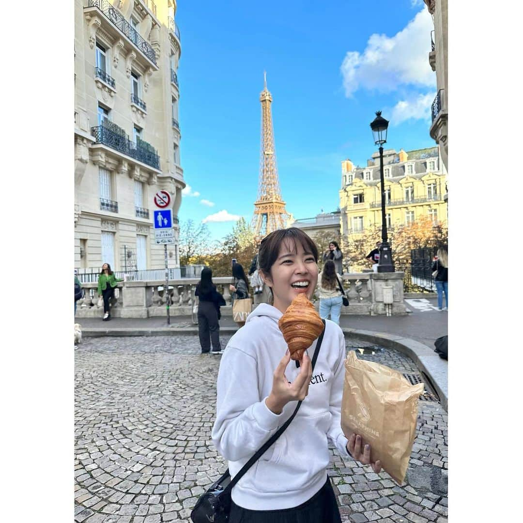 久代萌美さんのインスタグラム写真 - (久代萌美Instagram)「☺︎ 先日34歳になりました たくさん笑顔になれる1年にしたいと思います🫡  やはり食べ物を持ってる時が笑顔多め🍙 １枚目の写真は、パリに住んでる親友がクロワッサンを買ってきてくれた時の写真 ヨーロッパ旅行での最大瞬間笑顔を記録しました📷✨」10月10日 17時00分 - kushiro_moemi