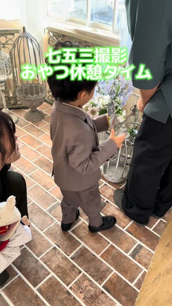 スタジオキャラット 寝屋川店のインスタグラム：「"DMから簡単予約の方法📸 ①お名前 ②予約希望日時 をつぶやいてくださいね☺️  忙しいママも簡単予約はInstagramがぴったり✨  〈LINE予約はこちら〉 プロフィール欄に貼ってある🟢公式ライン【STDIOCARATT】からお名前をつぶやいて簡単に予約ができるよ✨  店舗住所：〒572-0855 大阪府寝屋川市寝屋南2丁目22-2 ビバモール寝屋川モール棟2F 電話番号：050-1864-0630  ※動画は撮影風景イメージとなります。当店で撮影していないイメージも含まれます。  #キャラット　#スタジオキャラット　#カメラスタジオキャラット　#studiocaratt #caratt #七五三　#七五三撮影　#七五三ママ　#七五三へア　#七五三写真　#七五三家族写真　 #寝屋川フォトスタジオ　#寝屋川写真館　#寝屋川写真スタジオ　＃寝屋川ママ　#大阪フォトスタジオ」