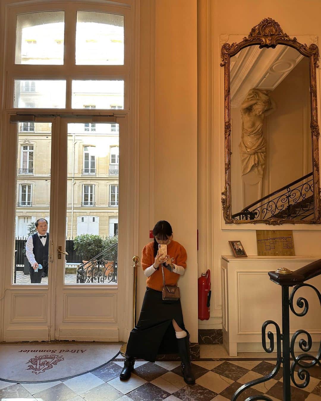 ホン・ヨンギさんのインスタグラム写真 - (ホン・ヨンギInstagram)「파리에서 안좋은일들이 여러개 겹쳐서 정말 힘든 하루하루를 보내고 있어요..😭..」10月10日 17時05分 - kisy0729