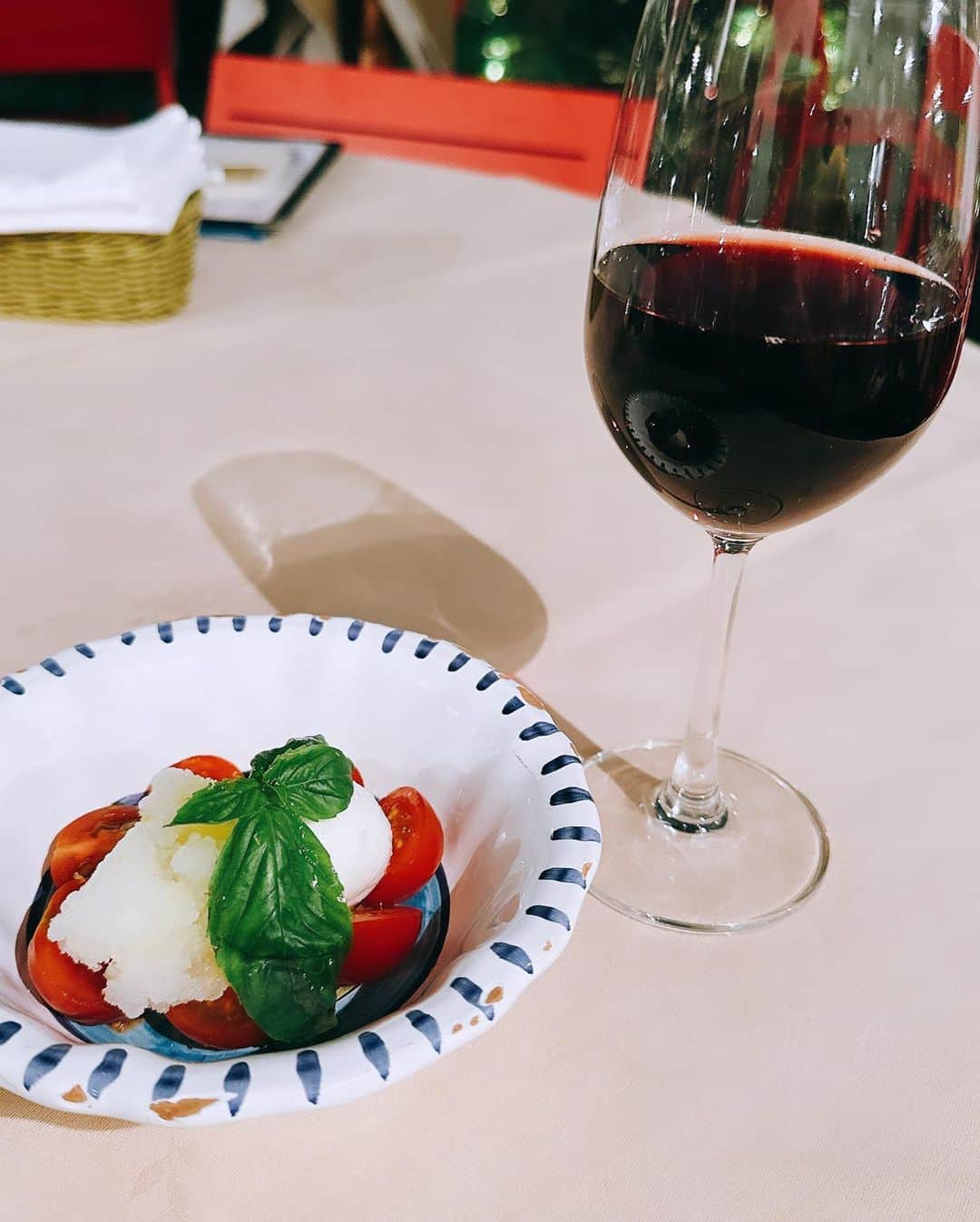 安西ひろこのインスタグラム：「1番野菜がスキでしょう❓ と良く言われるのだけど . 1番スキなのは お肉と赤ワイン🍷🍽️♥️ . 野菜スキと思われてるみたい‼️ 🥗🫑🥕🌶️🍆🥬🥦🥑🍠 . . #食事 #食べて痩せる  #健康 #健康食  #美容」