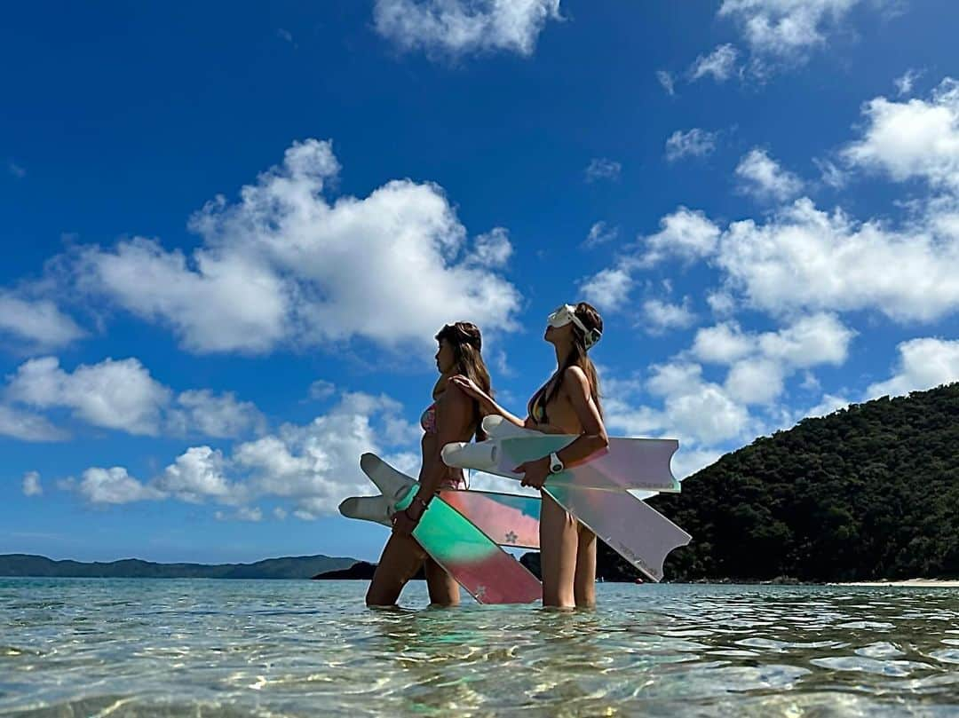 山崎みどりさんのインスタグラム写真 - (山崎みどりInstagram)「無人島貸切りスキンダイビング🧜🏽‍♀️🪸🛥️  上から見ると海の綺麗さが際立つね🪸  奄美の秘境ビーチ⛱️ とおしめマリンリゾート @toshime_marine_resort   ────────────────────────── #とおしめマリンリゾート #無人島#無人島遊び#女子旅 #奄美大島旅行 #amamioshima #amami #amamiisland #贅沢プラン#無人島貸切　#スキンダイビング #skindiving #longfin」10月10日 17時07分 - midori_yamasaki_