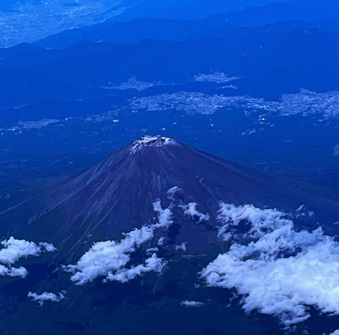 水谷さるころさんのインスタグラム写真 - (水谷さるころInstagram)「台湾旅行記10/6 秋の連休に5年ぶり！　の、台湾行って来ました。2018年以来…。2109年はお父さんだけ一人旅しに行っててそして2020からはコロナ。やっと！　やっと台湾行けた！ と言うわけで、今回は今までのおさらい旅行です（新規開拓あんまりしてない）。 子どもが秋休みなので、本当は5日から行く予定が、台風のため1日減らして、6日に出発。お昼の便で台北桃園へ。成田の出国はスムーズだけど、入国のイミグレが死ぬほど混んでて1時間くらいかかる。 てなわけで、MRT乗って台北のホテルに着いたのは夕方の17時半くらい。初日のホテルは中山の近く。 今回は、お友達の佐藤さんご夫婦と一緒に食い倒れだ！　まずは梁記嘉義鷄肉飯へ。 卵乗せ鶏肉飯！　ここの卵乗せ鶏肉飯、好き！　久しぶりだぁー！　うまー！　と、台北に数年ぶりに来たことを実感。 その後は寧夏夜市へ。さっき食べたばかりだけど久しぶりの寧夏夜市でテンション上がる。マツコの知らない世界で最近やってたなと、まずはさつまいもボール地瓜球（ディーグワチョウ）を買う。息子がチョコ味がいいと言うので選んだら、ココアをぶっかけただけだった…。甘くない。子どもはプレーンでよかったかも。佐藤さんちのプレーンをもらった😂　大人はココアの苦味も悪くなかった。 次は、薄いピザみたいなやつ。クレープ生地みたいなやつに明太子マヨ？　みたいなものを塗ってチーズと焼く。ザ！　おつまみみたいなピザ。おいしかった！ お父さんはきのこの天ぷらセットみたいなものを購入。 佐藤さんが、マツコでやってたイカきゅうり買ってたのもらう。これが結構さっぱり味で美味しかった。ありですね、きゅうり。 息子が雨と暑さと人の多さで限界なので、お父さん先に帰る。私は佐藤さんちおすすめのタロ芋アイスクレープを買う。クレープにピーナッツとキャラメルの塊を削ったものをまぶして、タロ芋アイスを乗せて、パクチートッピングして包んだもの。これがまたさっぱり甘めで美味しい。 甘いもしょっぱいもゲットしたのでホテルに帰って食べる。 初日からいっぱい食べた。 って、私はここ最近グッド・オーメンズにハマって以来、胸いっぱいで食が細くなりちょっとばかり痩せたのですが、今回の旅行で全部台無しだぜ！　って思ってるんだけど、いきなりたくさん食べたからずっと胃もたれすることとなるのだった…。 てなわけで、初日から胃もたれてる。 #さるころ台北旅行記2023」10月10日 17時08分 - salucoro