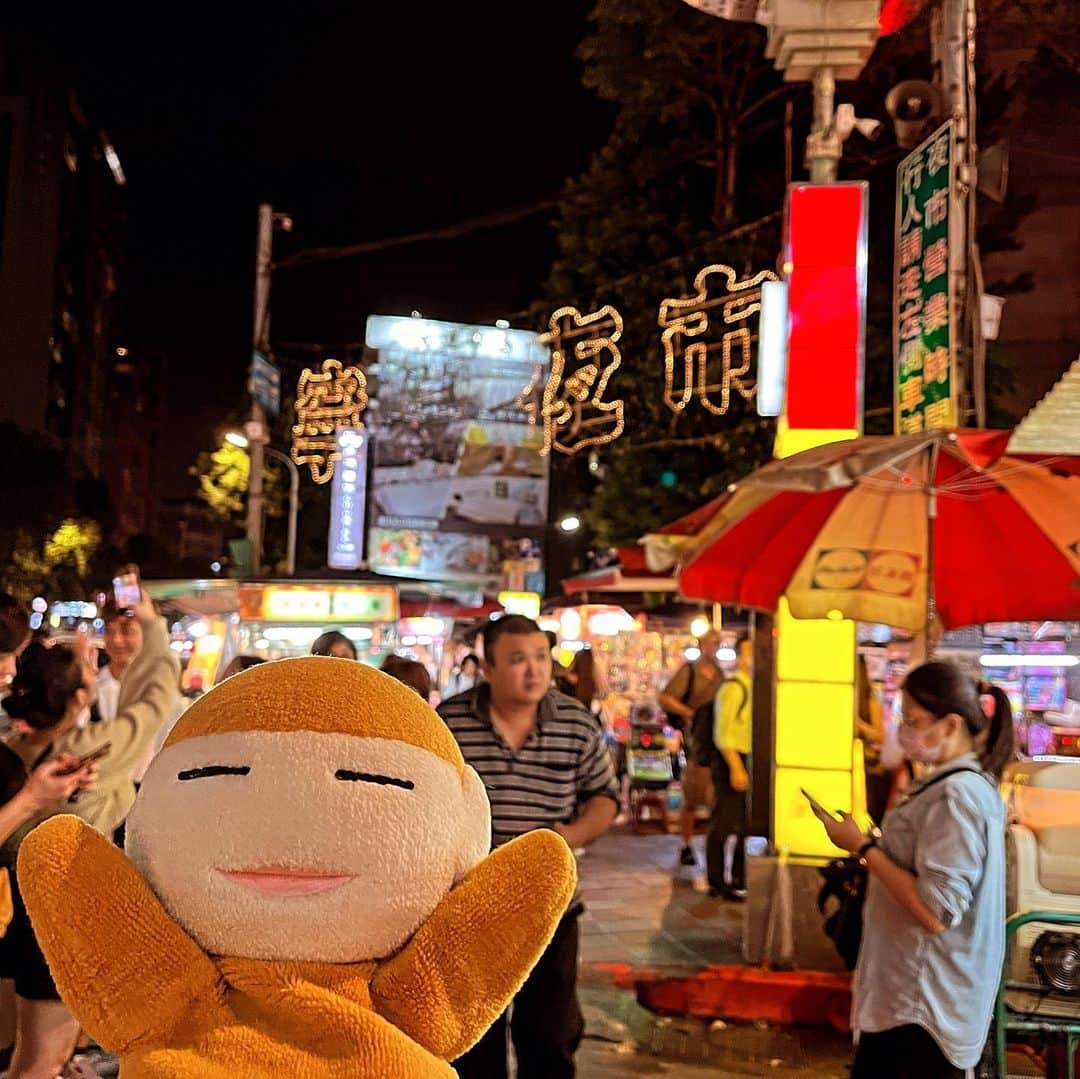 水谷さるころさんのインスタグラム写真 - (水谷さるころInstagram)「台湾旅行記10/6 秋の連休に5年ぶり！　の、台湾行って来ました。2018年以来…。2109年はお父さんだけ一人旅しに行っててそして2020からはコロナ。やっと！　やっと台湾行けた！ と言うわけで、今回は今までのおさらい旅行です（新規開拓あんまりしてない）。 子どもが秋休みなので、本当は5日から行く予定が、台風のため1日減らして、6日に出発。お昼の便で台北桃園へ。成田の出国はスムーズだけど、入国のイミグレが死ぬほど混んでて1時間くらいかかる。 てなわけで、MRT乗って台北のホテルに着いたのは夕方の17時半くらい。初日のホテルは中山の近く。 今回は、お友達の佐藤さんご夫婦と一緒に食い倒れだ！　まずは梁記嘉義鷄肉飯へ。 卵乗せ鶏肉飯！　ここの卵乗せ鶏肉飯、好き！　久しぶりだぁー！　うまー！　と、台北に数年ぶりに来たことを実感。 その後は寧夏夜市へ。さっき食べたばかりだけど久しぶりの寧夏夜市でテンション上がる。マツコの知らない世界で最近やってたなと、まずはさつまいもボール地瓜球（ディーグワチョウ）を買う。息子がチョコ味がいいと言うので選んだら、ココアをぶっかけただけだった…。甘くない。子どもはプレーンでよかったかも。佐藤さんちのプレーンをもらった😂　大人はココアの苦味も悪くなかった。 次は、薄いピザみたいなやつ。クレープ生地みたいなやつに明太子マヨ？　みたいなものを塗ってチーズと焼く。ザ！　おつまみみたいなピザ。おいしかった！ お父さんはきのこの天ぷらセットみたいなものを購入。 佐藤さんが、マツコでやってたイカきゅうり買ってたのもらう。これが結構さっぱり味で美味しかった。ありですね、きゅうり。 息子が雨と暑さと人の多さで限界なので、お父さん先に帰る。私は佐藤さんちおすすめのタロ芋アイスクレープを買う。クレープにピーナッツとキャラメルの塊を削ったものをまぶして、タロ芋アイスを乗せて、パクチートッピングして包んだもの。これがまたさっぱり甘めで美味しい。 甘いもしょっぱいもゲットしたのでホテルに帰って食べる。 初日からいっぱい食べた。 って、私はここ最近グッド・オーメンズにハマって以来、胸いっぱいで食が細くなりちょっとばかり痩せたのですが、今回の旅行で全部台無しだぜ！　って思ってるんだけど、いきなりたくさん食べたからずっと胃もたれすることとなるのだった…。 てなわけで、初日から胃もたれてる。 #さるころ台北旅行記2023」10月10日 17時08分 - salucoro