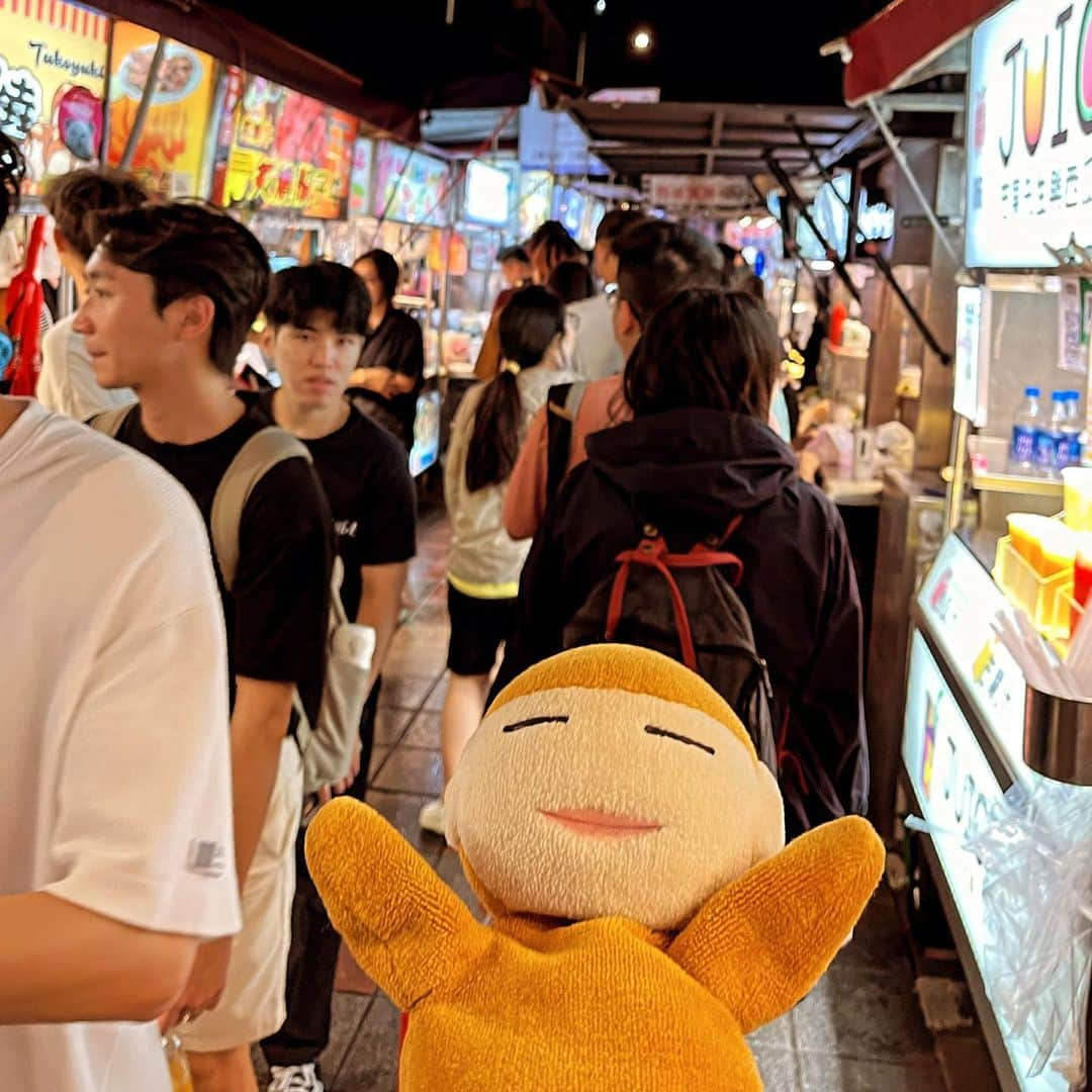 水谷さるころさんのインスタグラム写真 - (水谷さるころInstagram)「台湾旅行記10/6 秋の連休に5年ぶり！　の、台湾行って来ました。2018年以来…。2109年はお父さんだけ一人旅しに行っててそして2020からはコロナ。やっと！　やっと台湾行けた！ と言うわけで、今回は今までのおさらい旅行です（新規開拓あんまりしてない）。 子どもが秋休みなので、本当は5日から行く予定が、台風のため1日減らして、6日に出発。お昼の便で台北桃園へ。成田の出国はスムーズだけど、入国のイミグレが死ぬほど混んでて1時間くらいかかる。 てなわけで、MRT乗って台北のホテルに着いたのは夕方の17時半くらい。初日のホテルは中山の近く。 今回は、お友達の佐藤さんご夫婦と一緒に食い倒れだ！　まずは梁記嘉義鷄肉飯へ。 卵乗せ鶏肉飯！　ここの卵乗せ鶏肉飯、好き！　久しぶりだぁー！　うまー！　と、台北に数年ぶりに来たことを実感。 その後は寧夏夜市へ。さっき食べたばかりだけど久しぶりの寧夏夜市でテンション上がる。マツコの知らない世界で最近やってたなと、まずはさつまいもボール地瓜球（ディーグワチョウ）を買う。息子がチョコ味がいいと言うので選んだら、ココアをぶっかけただけだった…。甘くない。子どもはプレーンでよかったかも。佐藤さんちのプレーンをもらった😂　大人はココアの苦味も悪くなかった。 次は、薄いピザみたいなやつ。クレープ生地みたいなやつに明太子マヨ？　みたいなものを塗ってチーズと焼く。ザ！　おつまみみたいなピザ。おいしかった！ お父さんはきのこの天ぷらセットみたいなものを購入。 佐藤さんが、マツコでやってたイカきゅうり買ってたのもらう。これが結構さっぱり味で美味しかった。ありですね、きゅうり。 息子が雨と暑さと人の多さで限界なので、お父さん先に帰る。私は佐藤さんちおすすめのタロ芋アイスクレープを買う。クレープにピーナッツとキャラメルの塊を削ったものをまぶして、タロ芋アイスを乗せて、パクチートッピングして包んだもの。これがまたさっぱり甘めで美味しい。 甘いもしょっぱいもゲットしたのでホテルに帰って食べる。 初日からいっぱい食べた。 って、私はここ最近グッド・オーメンズにハマって以来、胸いっぱいで食が細くなりちょっとばかり痩せたのですが、今回の旅行で全部台無しだぜ！　って思ってるんだけど、いきなりたくさん食べたからずっと胃もたれすることとなるのだった…。 てなわけで、初日から胃もたれてる。 #さるころ台北旅行記2023」10月10日 17時08分 - salucoro