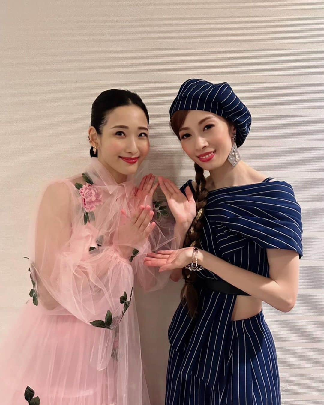 蘭乃はなさんのインスタグラム写真 - (蘭乃はなInstagram)「明日海りおさん20周年コンサート 「Voice in Blue」にゲスト出演させていただきました！  明日海りおさんの記念すべき年をお祝いさせていただけて光栄でした。 面白おかしいトークや明日海さんとのデュエットをいまだに反芻してます。たからもの写真。明日海さんとのツーショットです‼︎  改めて明日海さん20周年おめでとうございます。これまでも、これからも、ずっと、愛してますから！  「歌唱曲の役をイメージしたピンクのドレス」にぴったりな素敵なドレスをスタイリストさんが用意してくださり、そのドレスに合わせたヘアメイクをしていただきました☺︎ ふんわりチュールのドレスに薔薇がたくさん刺繍されてるのです。 まさに紅薔薇の君ドレス！ ドレス好きにはたまらないディティールでした♡  dress  @keitamaruyama_official   accessories  @grossejapan   Stylist  @mari_takarada   Hair&make-up  @mihomatsudahm （allure）  #明日海りお さん #20周年  #蘭乃はな」10月10日 17時08分 - rannohana_official