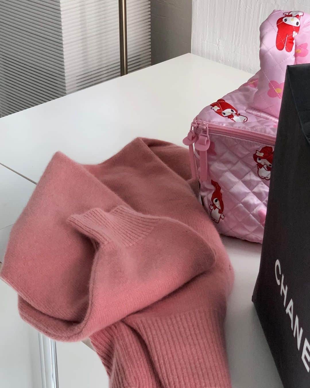 ジヒョンさんのインスタグラム写真 - (ジヒョンInstagram)「- 저번에 오빠말 듣고 조거에 플랫 신었다가 엄청 후회했는데 왜 갑자기 예뻐보이지 🤭💞」10月10日 17時09分 - k_ji_h