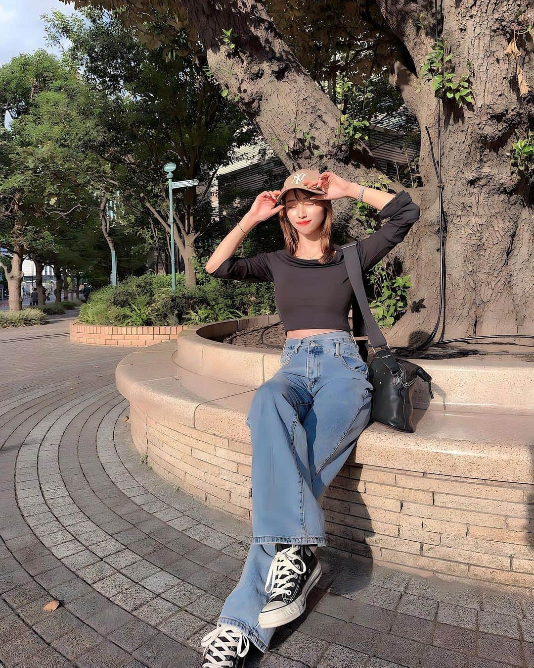 一ノ瀬恋のインスタグラム：「過ごしやすい季節になってきた🖤 日差しがすごかった👀☀️ 夏はサンダル派だけど 秋冬はスニーカーらぶ👟🖤  #秋  #カジュアルラフコーデ」