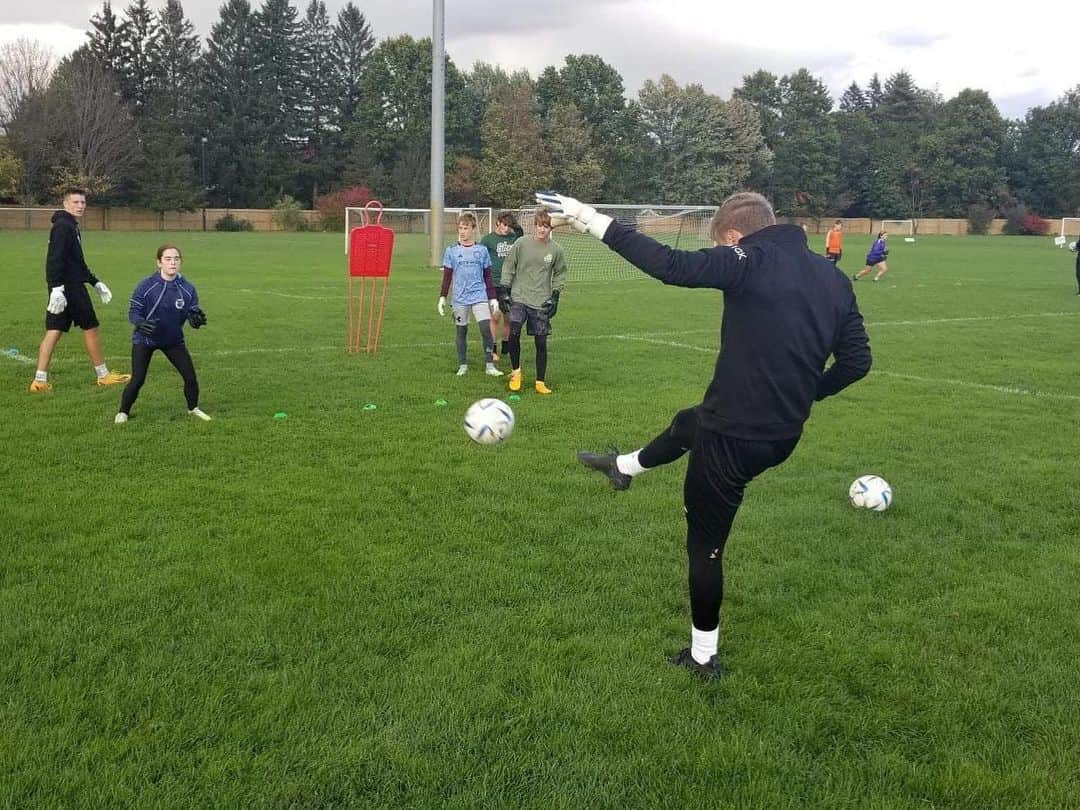 アスミル・ベゴヴィッチさんのインスタグラム写真 - (アスミル・ベゴヴィッチInstagram)「Very pleased to have our first @abgkacademy camp in America with our partner @cliftonparksoccerclub_official.   An amazing turnout by the kids and we can’t wait to do it all again very soon. 🇺🇸🆎🧤」10月10日 17時11分 - asmir1