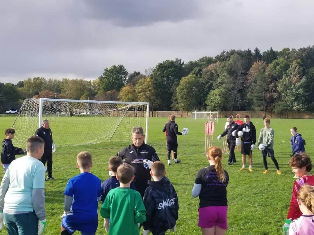 アスミル・ベゴヴィッチさんのインスタグラム写真 - (アスミル・ベゴヴィッチInstagram)「Very pleased to have our first @abgkacademy camp in America with our partner @cliftonparksoccerclub_official.   An amazing turnout by the kids and we can’t wait to do it all again very soon. 🇺🇸🆎🧤」10月10日 17時11分 - asmir1