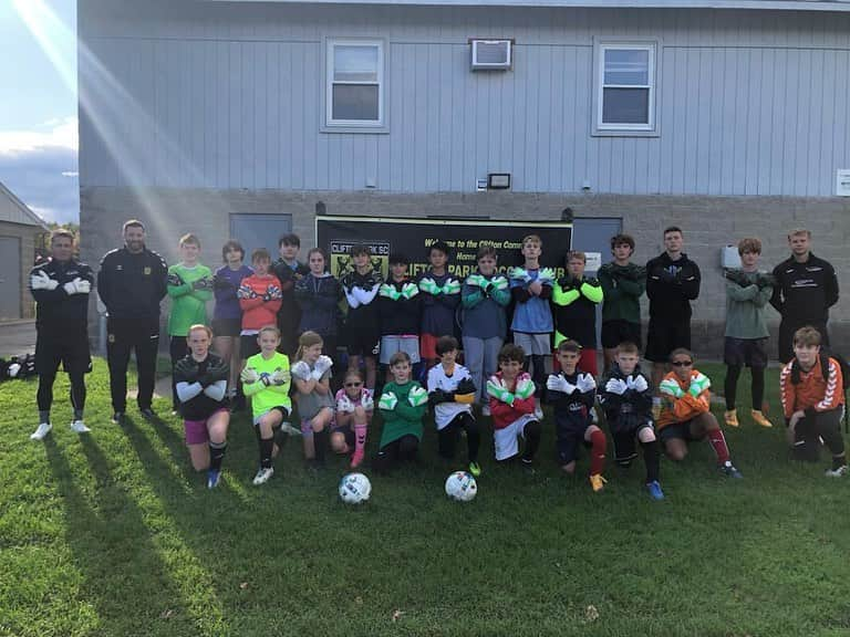 アスミル・ベゴヴィッチのインスタグラム：「Very pleased to have our first @abgkacademy camp in America with our partner @cliftonparksoccerclub_official.   An amazing turnout by the kids and we can’t wait to do it all again very soon. 🇺🇸🆎🧤」