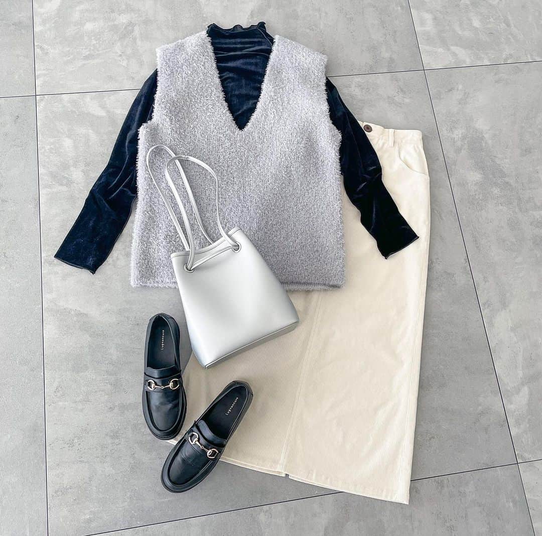 のインスタグラム：「【Recommend Item】 ⁡ ふんわりとしたフェザーニットで仕立てたベスト。 深めのVネックがスタイリングをすっきりと見せてくれます。 ⁡ お尻まで隠れるゆったりとした丈感なので、パンツやタイトスカートなどのIラインシルエットのボトムと相性◎ ⁡ ------------------------------------------ ⁡ #vest ¥5,940(tax incl.) _No.1610225 off-white/gray/black ⁡ ------------------------------------------ ⁡ ※商品画像は、撮影環境やご利用のPC・スマートフォンのモニター環境などにより実物と色味に差異がある場合がございます。 ⁡ ⁡ #lugnoncure #ルノンキュール #オフコーデ #キレイめカジュアル #オフスタイル #休日コーデ #大人カジュアル #カジュアルコーデ #ベスト #ニットベスト #フェザー #2023aw #canshopig #winter #fashion」