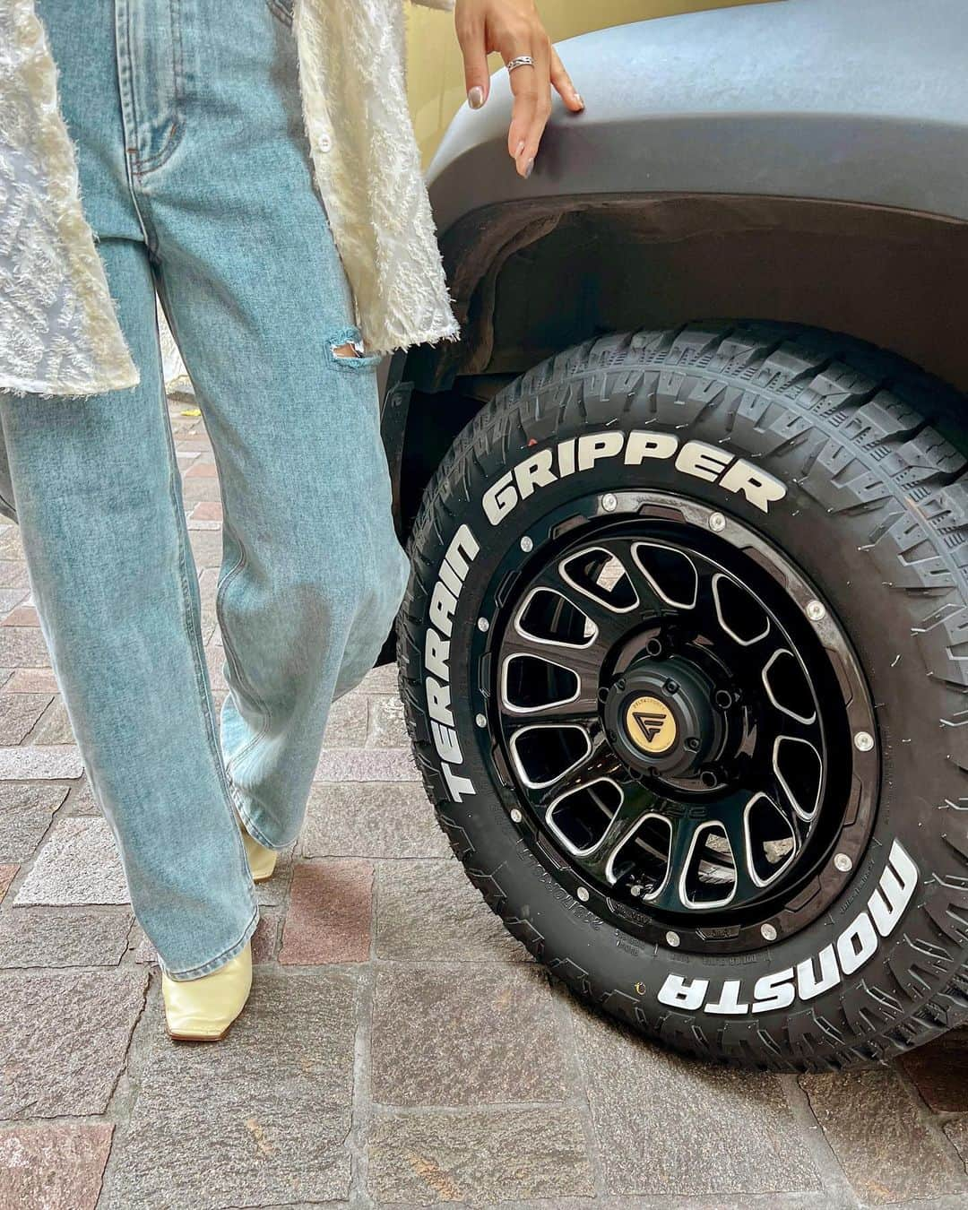 羽石杏奈さんのインスタグラム写真 - (羽石杏奈Instagram)「🧡Jimny Camping car updates: tires @monsta_japan @exizzleline  wheels @forcewheels.japan  speaker @carrozzeria_jp  Love the new version of my travel buddy🏕️🛻❣️  久々の都内運転、旅の相方ジムニー 新しいタイヤとホイールとスピーカーで 見違えました、、可愛すぎる🥹🤍✨  #jimny #jimnysierra #jimny4x4 #jimnycamper #camplife #suzukijimny #ジムニー #ジムニーシエラ #デルタフォースオーバル #デルタフォース #モンスタタイヤ」10月10日 17時21分 - hawaiianna913