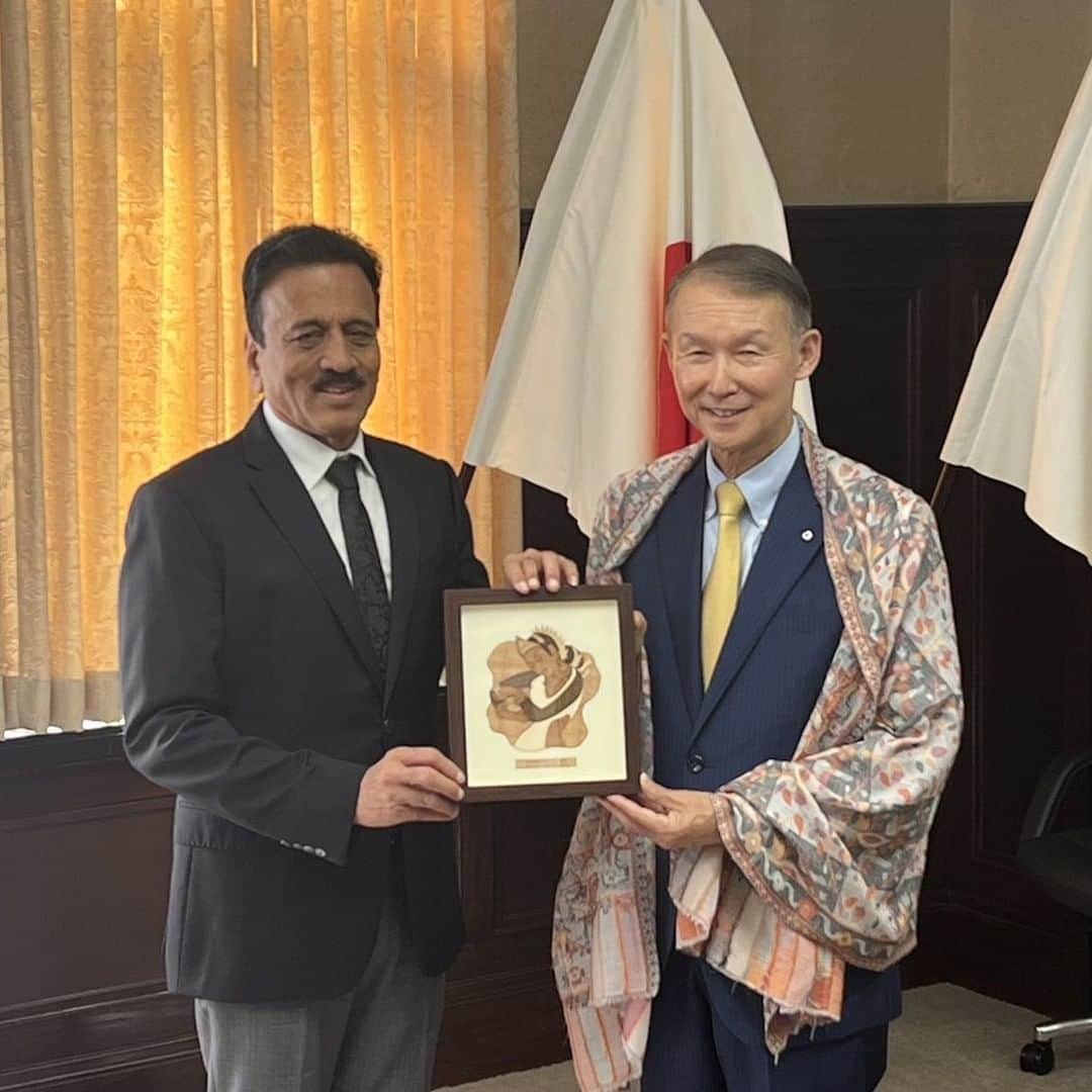 きいちゃんのインスタグラム：「【知事活動報告】 インドのマハラシュトラ州からギリーシュ・マハジャン観光大臣が来庁。今年の2月、マハラシュトラ州訪問の際にはスポーツ担当の大臣としてお会いしました。8月から県庁職員を州の観光開発公社に派遣しており、双方間の観光プロモーションの推進を図ることで合意しました。  #和歌山県 #マハラシュトラ州」