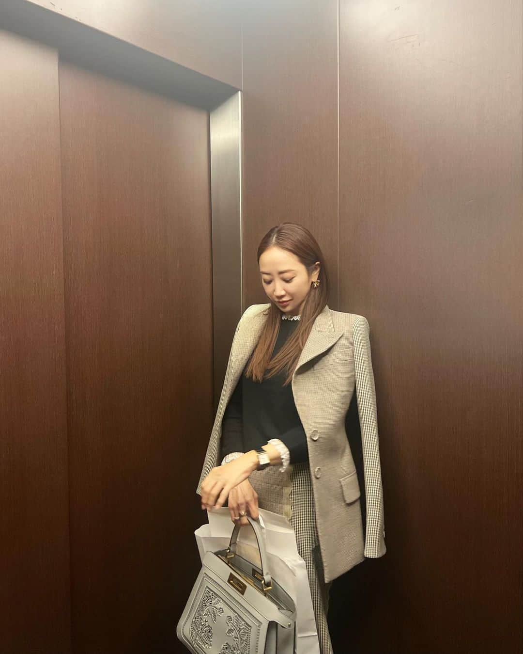 神崎恵のインスタグラム：「・ 今日はわたしの髪センサーが湿度に反応しましたが、 これでもかというくらい、つるっつるのストレートにしてみました。 カーリーヘアもすきだし、 するするストレートもすきです。 気分や服に合わせて選んでいます。 くるくるから、つるつるストレートにする方法も、 またやりたいです。 雨の日も晴れの日も、つるっと髪で過ごす方法。 1.２枚目、コラボニットが大活躍しています。 デニムにも。スカートにも。ジャケットにも合う。 しかも体がすっきり見えるという。 助かる。 ５枚目以降は、ここ数日の気分を上げてくれているもの。 お花もいいけれど。 ポテト、最高🍟  今夜はライブなので、今からごはんの支度をします。 グラタンと、トマトとモッツァレラの煮込みハンバーグを作ります。」