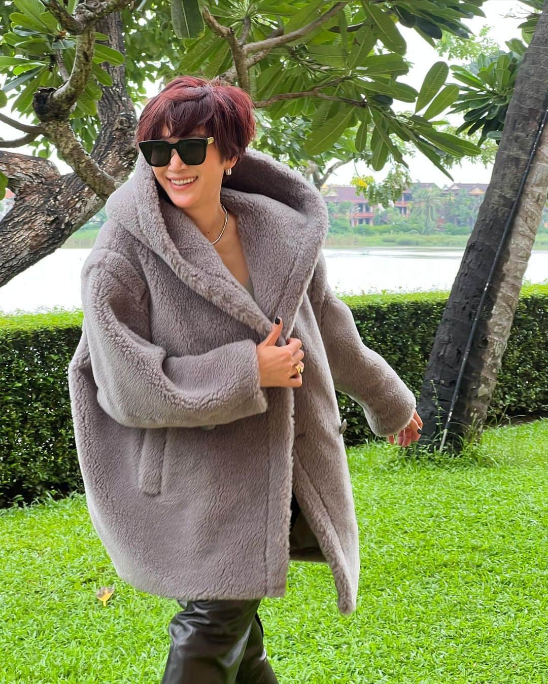 ピョン･ジョンスさんのインスタグラム写真 - (ピョン･ジョンスInstagram)「아침에 좀 부었는지  옷은 이쁜데 메컵이 맘에 안드네요  😎😎😎 이럴땐 선글라스가 최고지용 ! 작년 여름에 오픈했던 sso.lux 기억나죠?  선글라스는 왜 자꾸 잃어버리는지 😫 그치만 저의 최애템 블랙 골드는 꼭 !지켰어요  이번 골드도수인경과 블랙화이트 /호피등  뉴 디자인 들어왔어요  아무도 모르게 갸름해보이는 선글라스  365일 필수템이죠 !! 자외선 막을 자신없음 즐기세용 🤪  👁️‍🗨️sso.lux🔜10.12 open 👁️‍🗨️」10月10日 17時13分 - hoyatoya